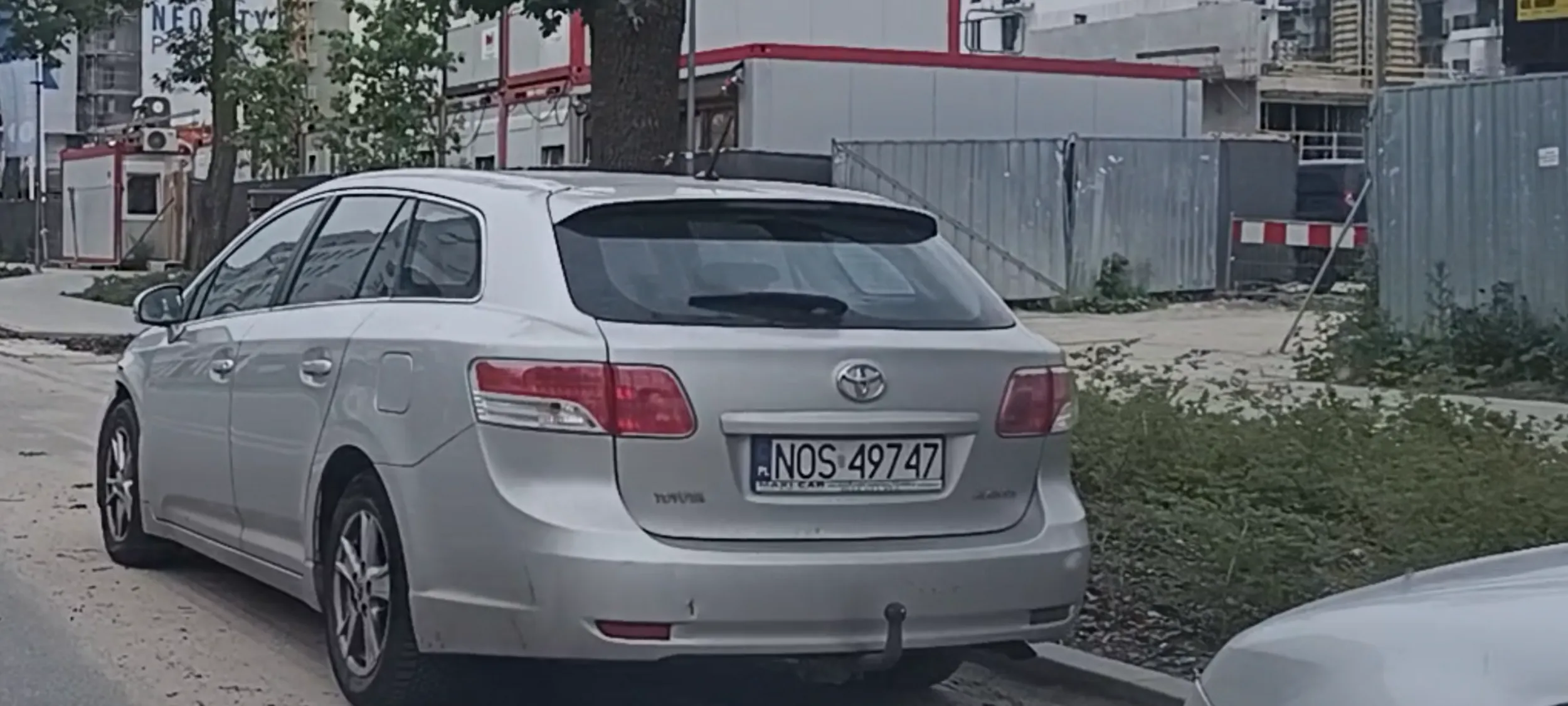 Ameba parkingowa stoi na ulicy z zakazem zatrzymywanie się i postoju B-36