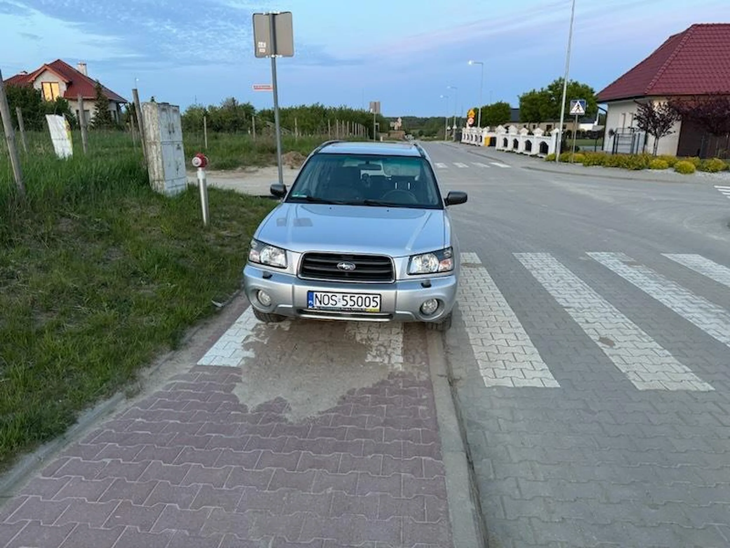 Patrzy czy się rozglądasz na przejściu