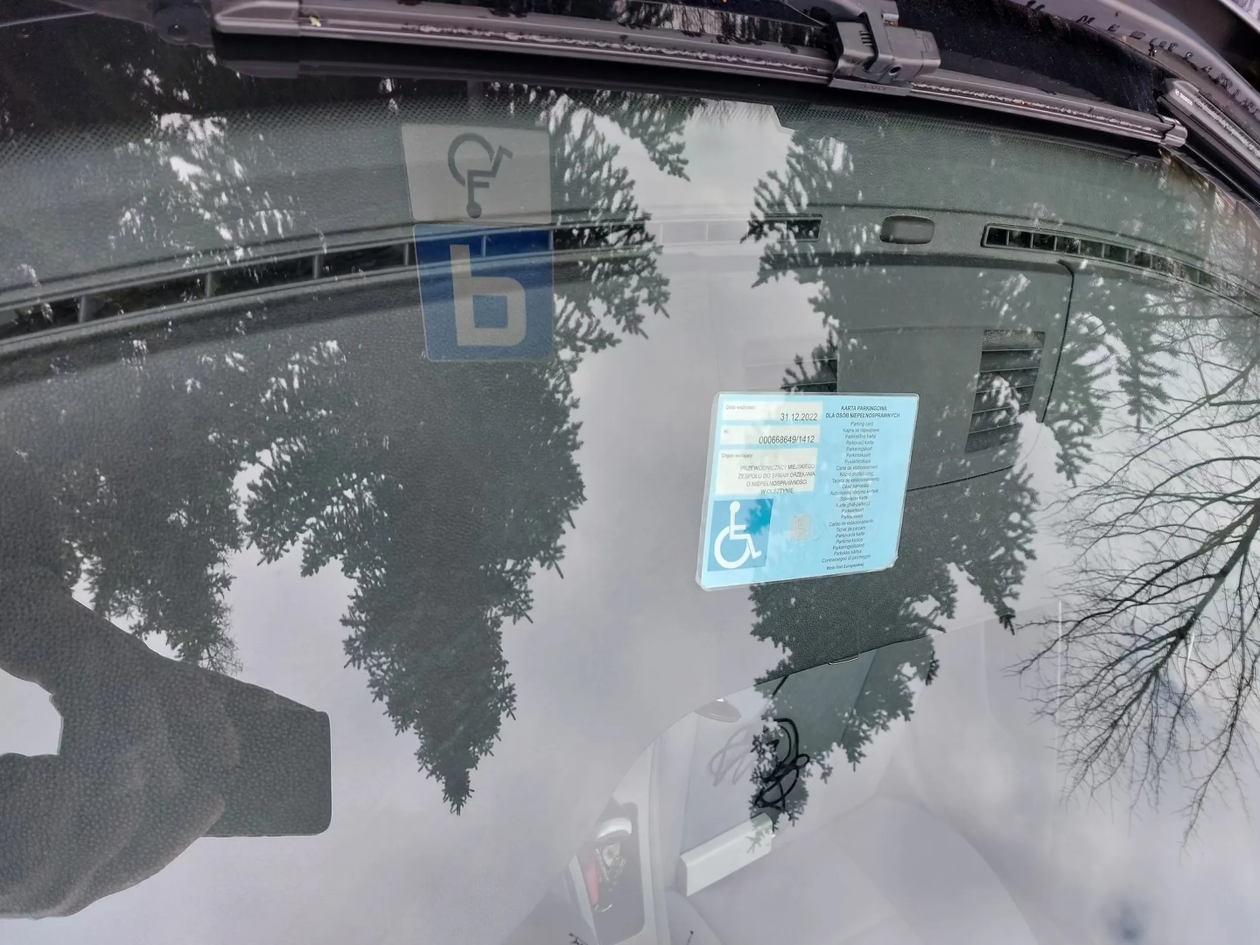 Parkuje na miejscu dla niepełnosprawnych, mając nieważną kartę parkingową (31.12.2022). Osoba niepełnosprawna mająca ważną kartę parkingową (15.03.2028), która dotychczas tam parkowała musi szukać wolnego miejsca przed blokiem lub na parkingu.