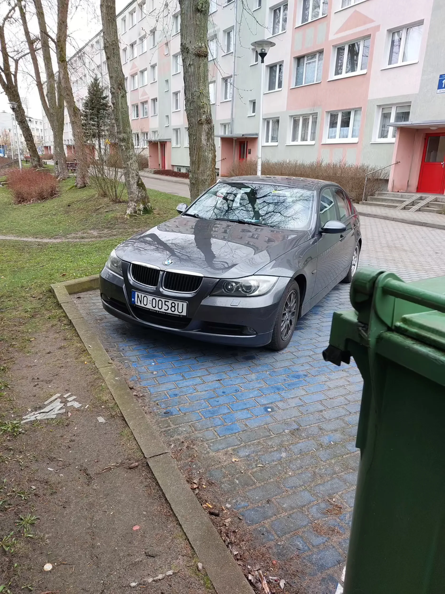 Parkuje na miejscu dla niepełnosprawnych, mając nieważną kartę parkingową (31.12.2022). Osoba niepełnosprawna mająca ważną kartę parkingową (15.03.2028), która dotychczas tam parkowała musi szukać wolnego miejsca przed blokiem lub na parkingu.