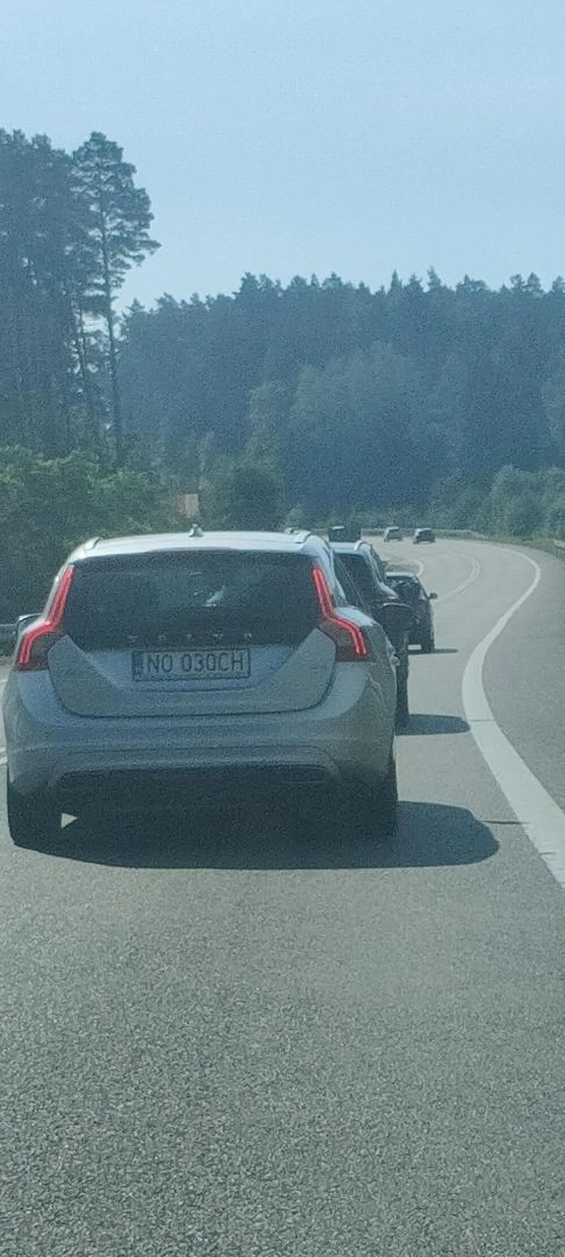 kierowca wyprzeda na podwójnej ciągłej bez kierunku, narażając kierowcę skutera na wypadek