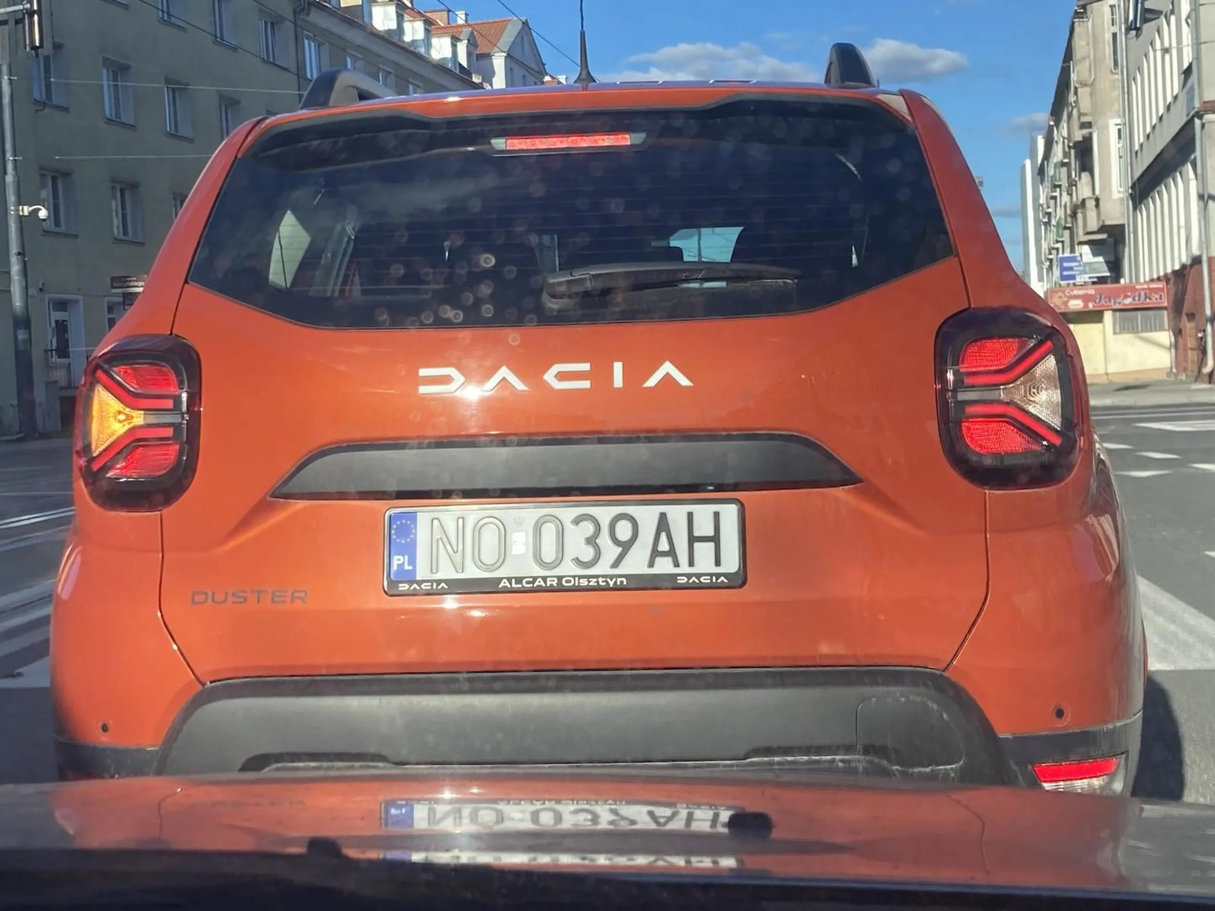 jedzie jak by byla sama chamuje zjezdza bez kierunkow wielka paniusia