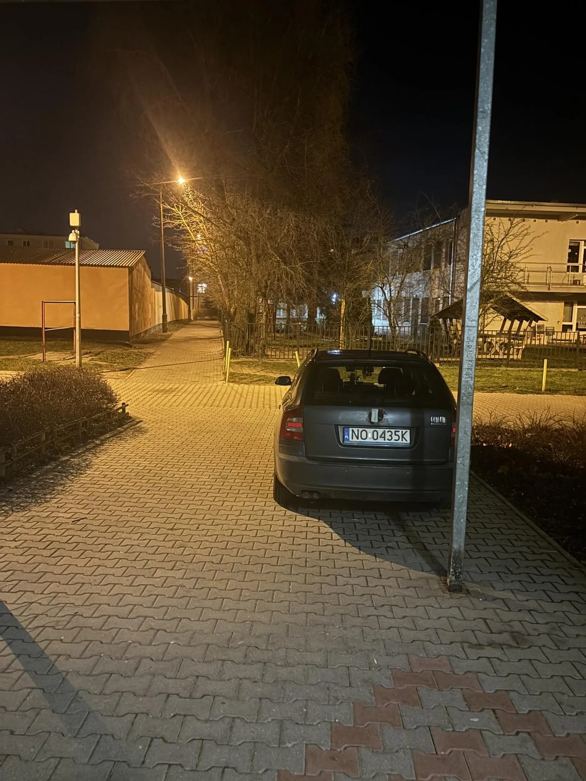 No ładne parkowanie pod blokiem na chodniku