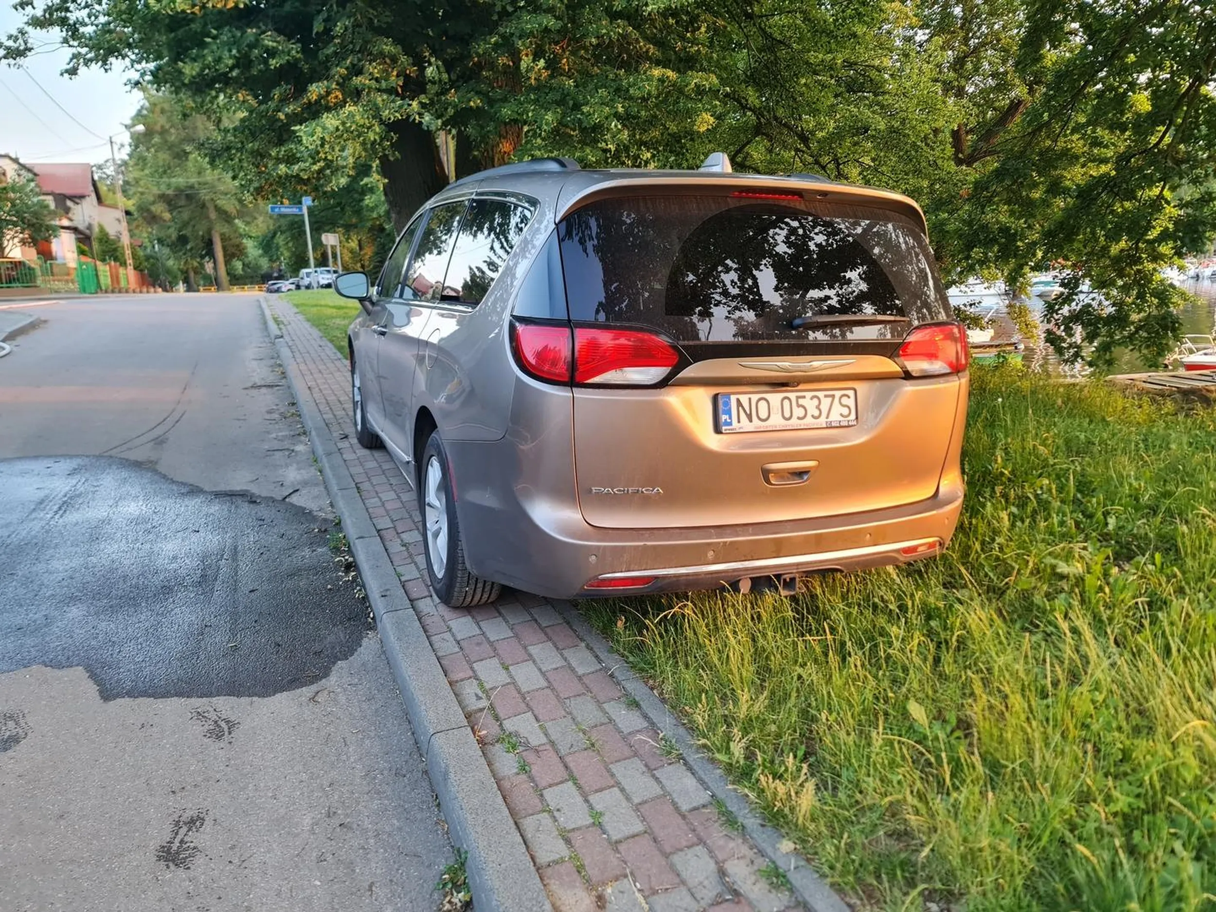 Szmaciarz parkuje swoją pacyfikę centralnie na trawniku, po prostu ćwok. Trzeba takie łajzy piętnować i zgłaszać.