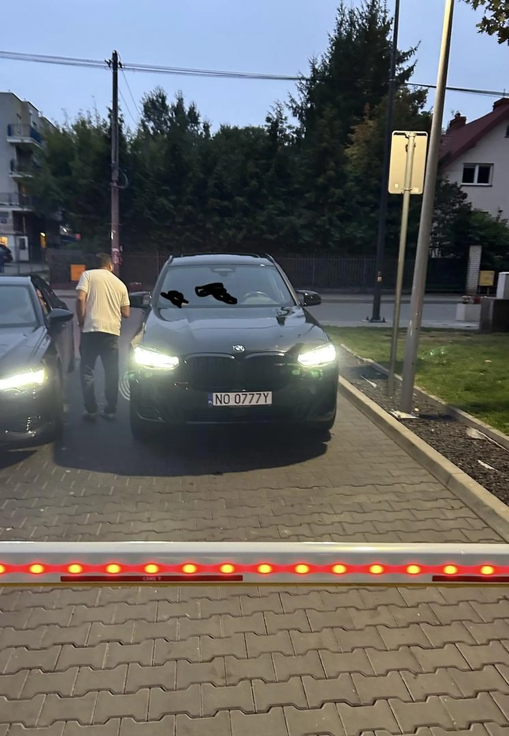 Tutaj niestety nie ma miejsca parkingowego. Gratulujemy zablokowania wjazdu na osiedle kolejny dzień z rzędu. Dzisiaj dodatkowo zablokowana została cała ulica i prawie doszło do rękoczynów. Kultura jazdy 0/10 i kulutura osobista 0/10. Współczuję.