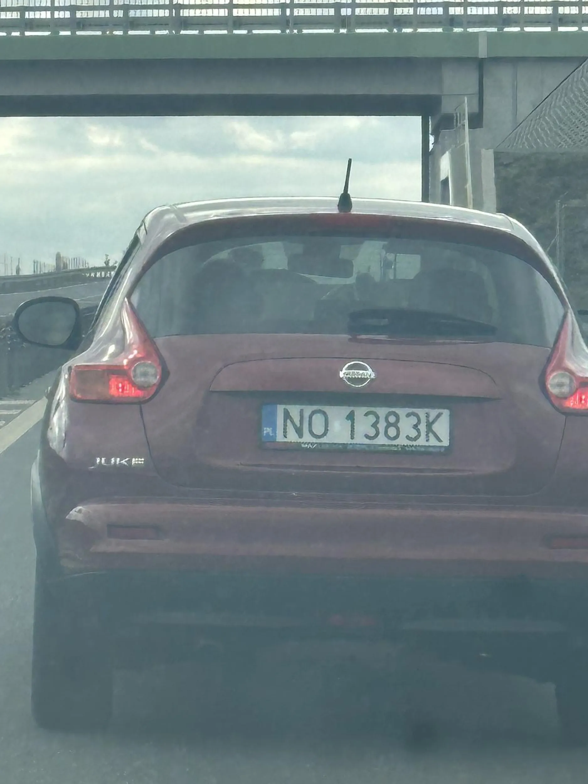 Podczas wyprzedzania przyspiesza po czym zwalnia do 50km/h i nie daje się wyprzedzić. Jak podjechałam obok to udawał że nie patrzy i się śmiał. Stary dziad z Olsztyna :D