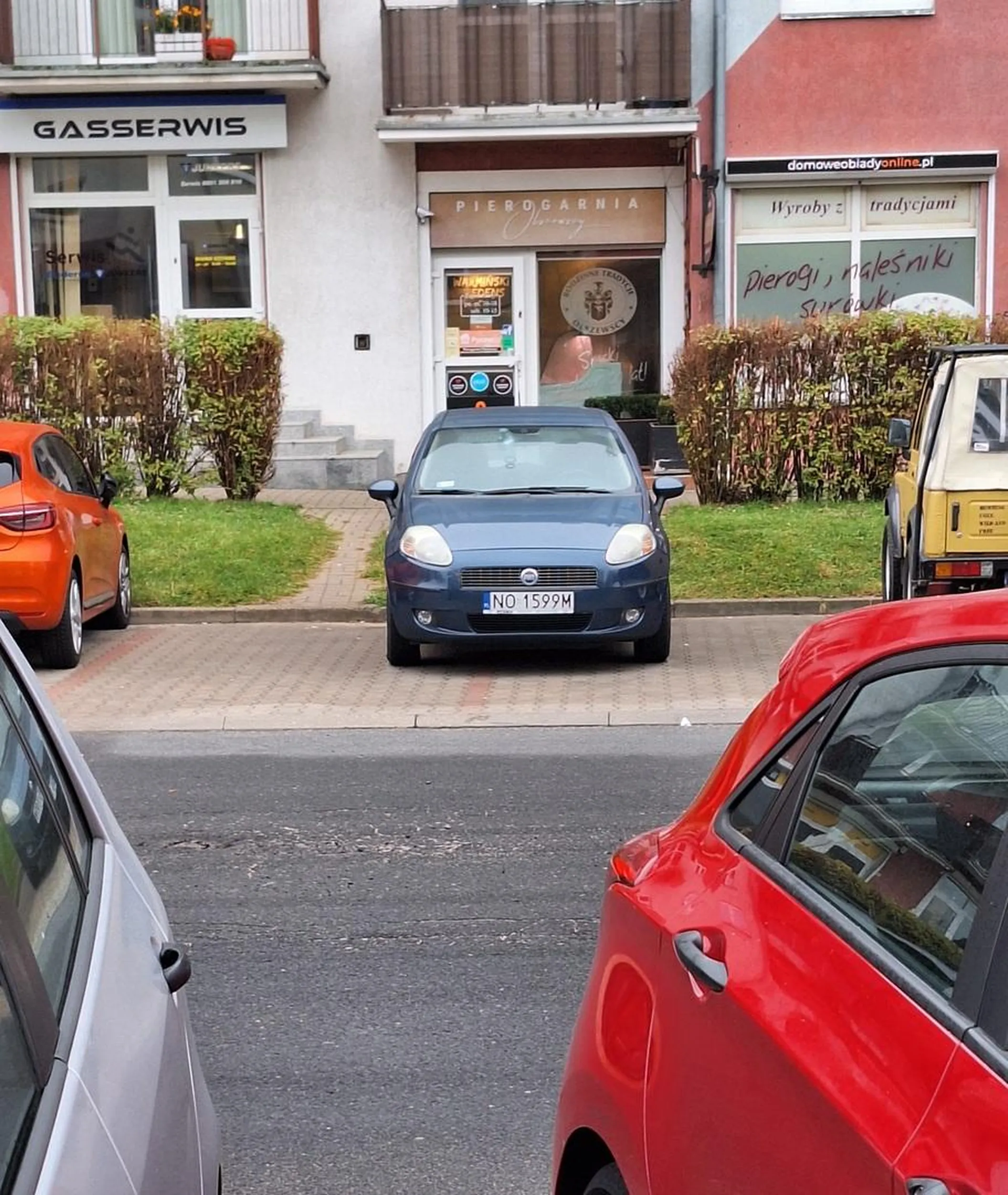Nie dość że miejsc parkingowych jak kot napłakał to jeszcze przyjedzie taki sk****syn