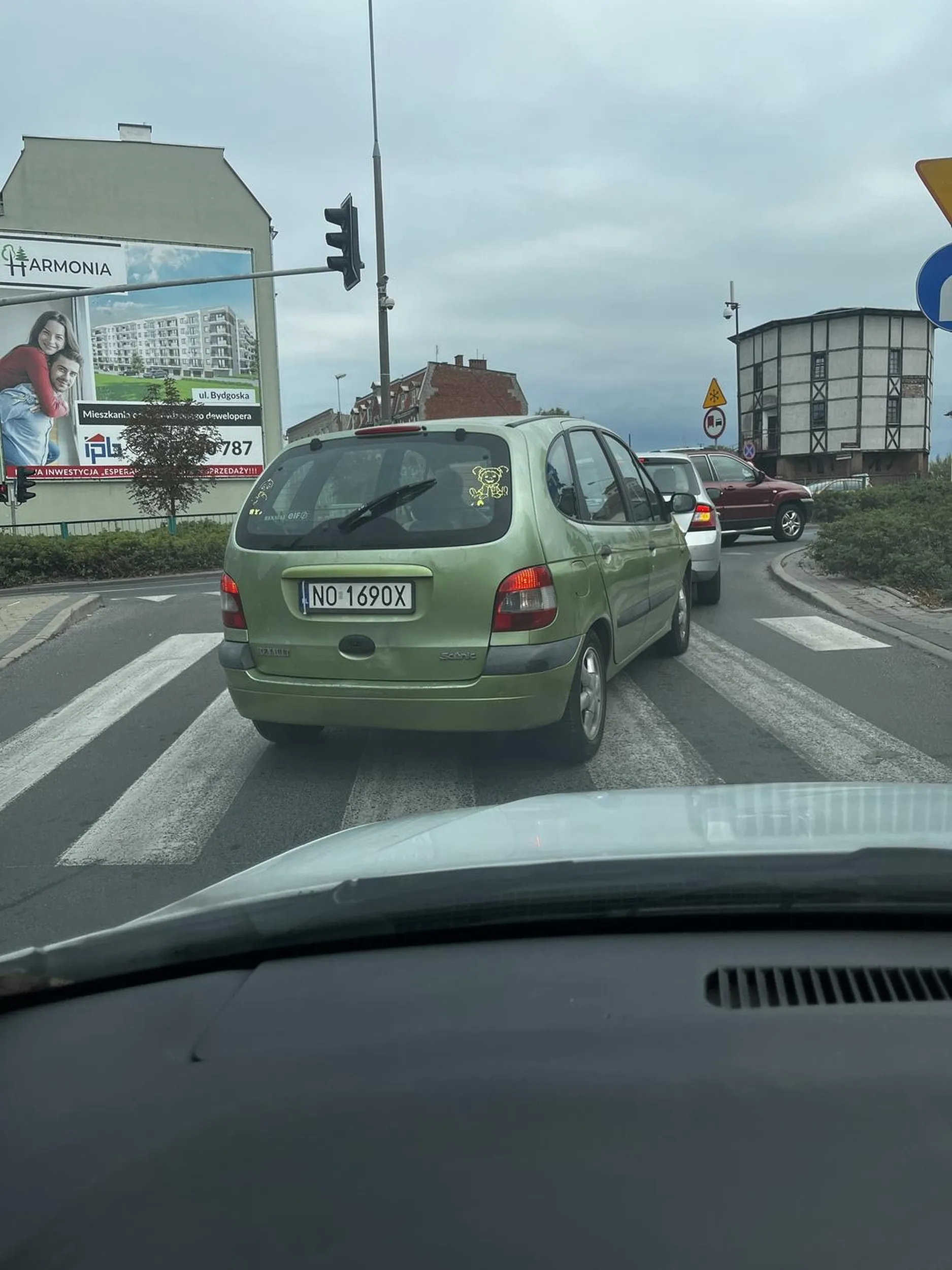 Wpiepsza sie przed maske i staje na światłach w korku