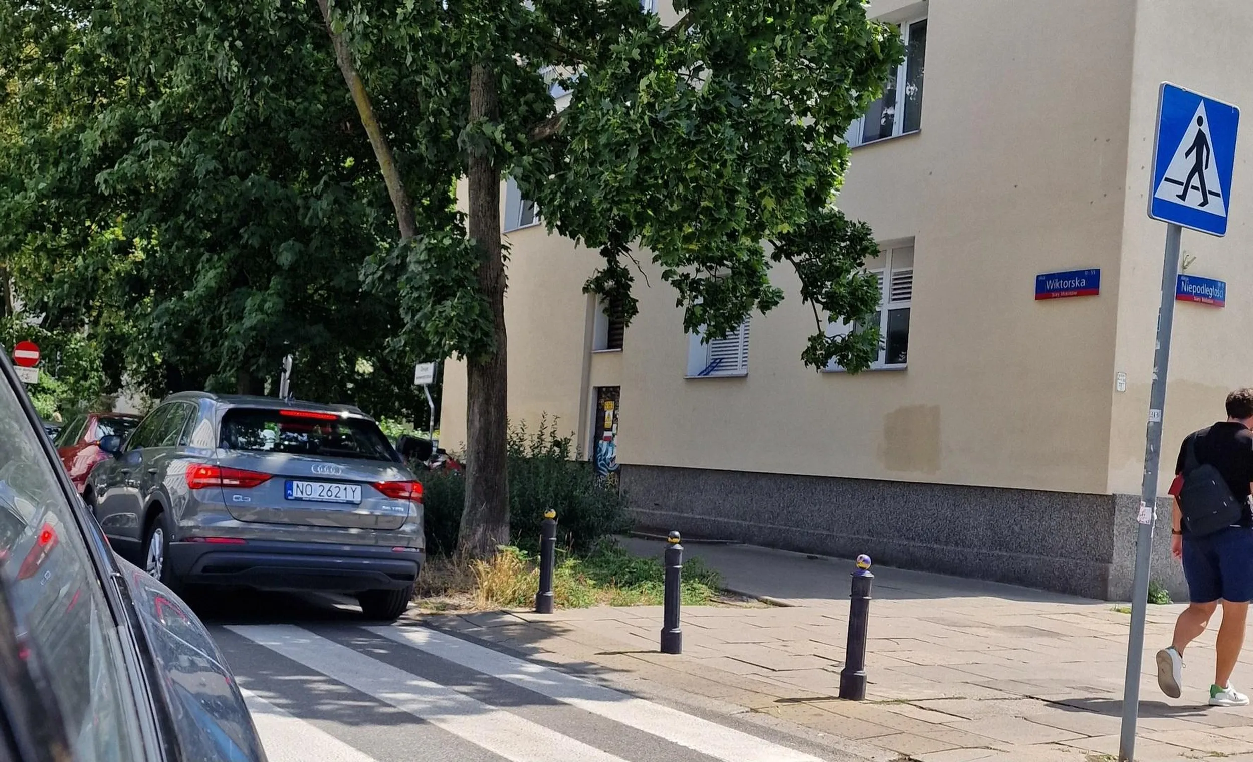 Pan lubi parkować na przejściach. Występ w Warszawie na skrzyżowaniu Wiktorskiej i Alei Niepodległości. Dalej sporo wolnych i darmowych miejsc parkingowych. Dla wyjeżdżających na aleje Niepodległości zero widoczności na pieszych.
