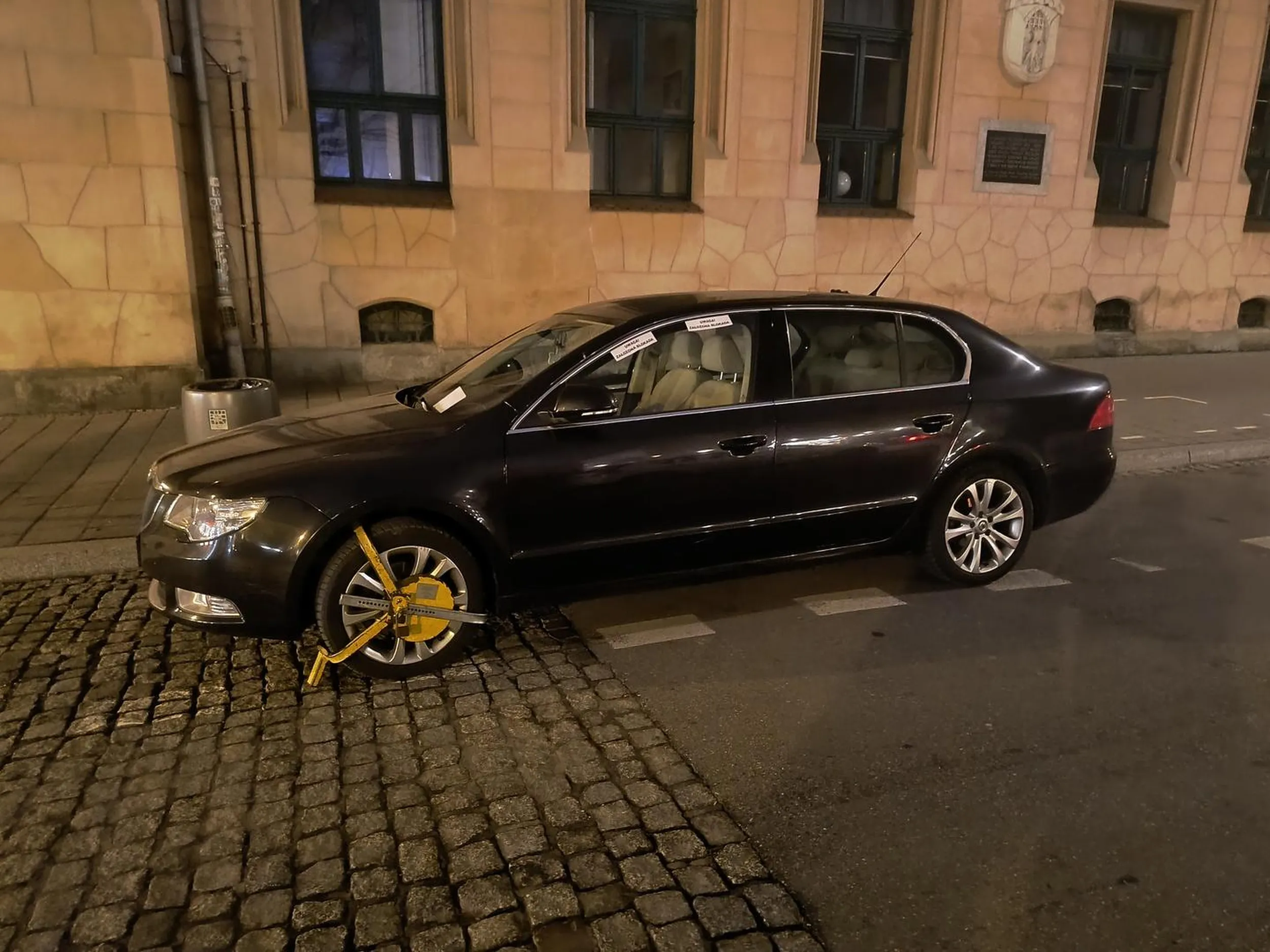 Biedny dostał blokadę na koło w miejscu gdzie lokalni kierowcy stają non stop (mimo oczywistego zakazu) Służby chyba szkalują osoby z innych miejscowości bo przy ulicy więcej pojazdów bez pozwolenia i bez blokady. Pozdrawiam ;)
