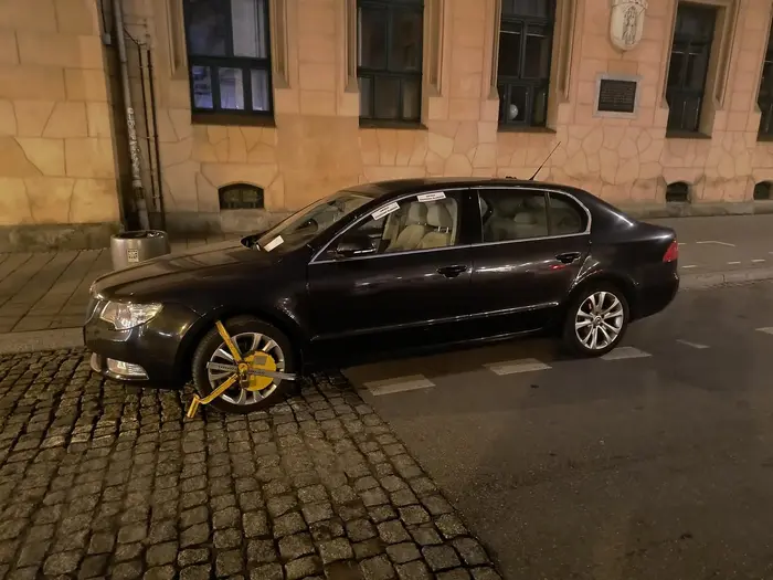 Biedny dostał blokadę na koło w miejscu gdzie lokalni kierowcy stają non stop (mimo oczywistego zakazu) Służby chyba szkalują osoby z innych miejscowości bo przy ulicy więcej pojazdów bez pozwolenia i bez blokady. Pozdrawiam ;)