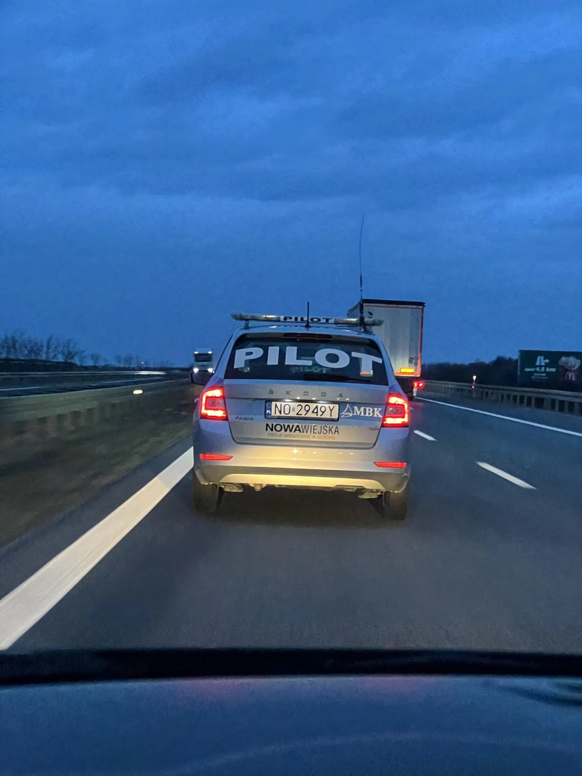 Oślepiasz w lusterku wstecznym więc i z na przeciwka napewno, popraw :)