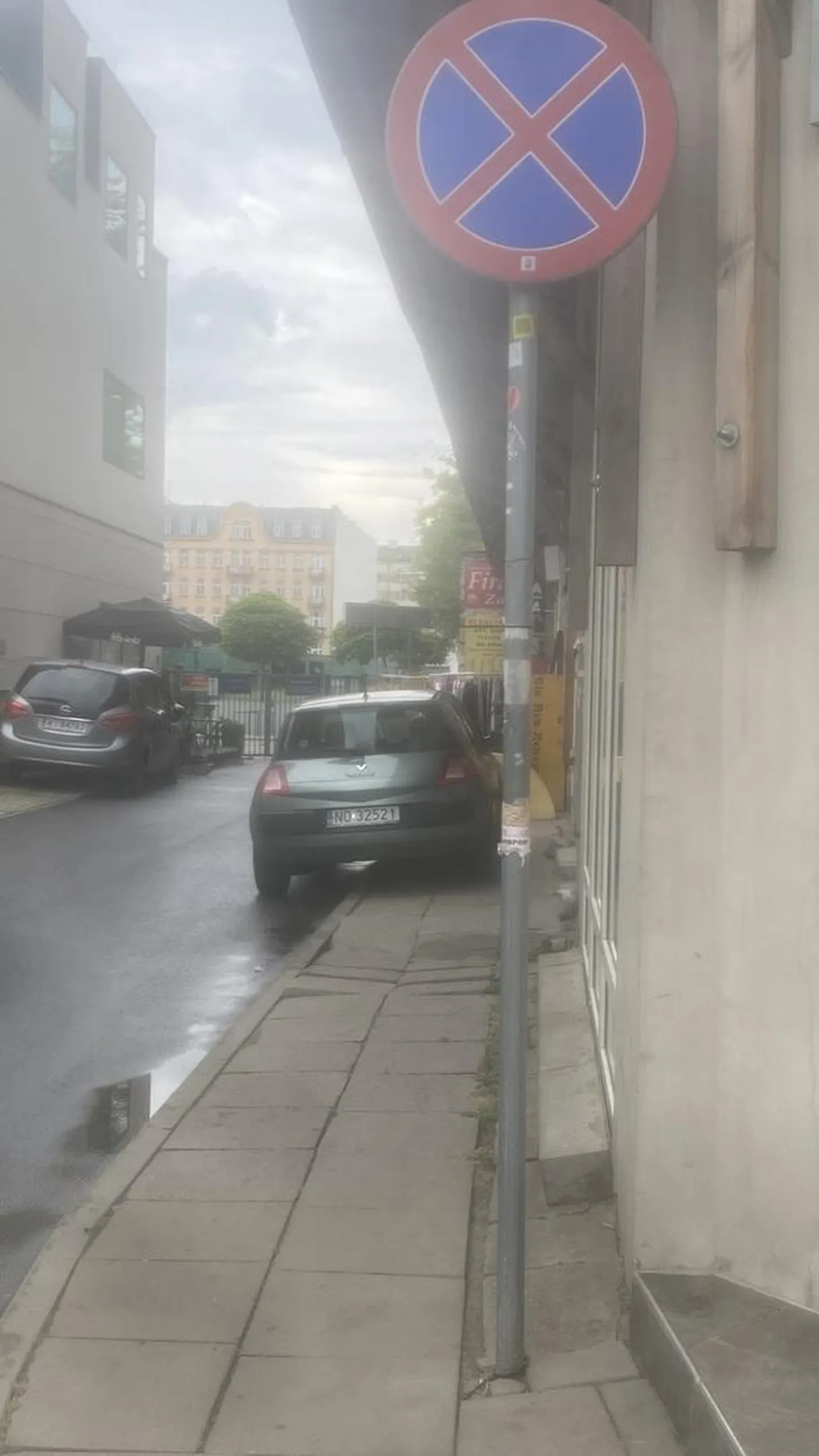 Zdjęcie samo się wyjaśnia. Klient kawiarni cza cza na Targowej w Warszawie. Nagminnie tak parkują, osoby z tej kawiarni obracają znaki zakazu parkowania