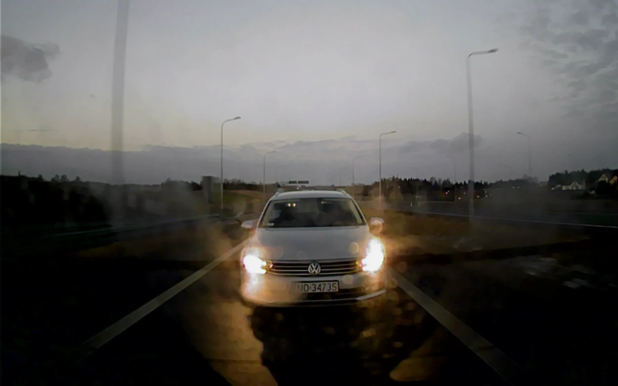 Ameba która podjeżdża na 2m przy prędkościach 100-120 plus ślepota liniowa czyli wyprzedzanie gdzie po padnie. Psychopata który powinien być odizolowany od społeczeństwa.