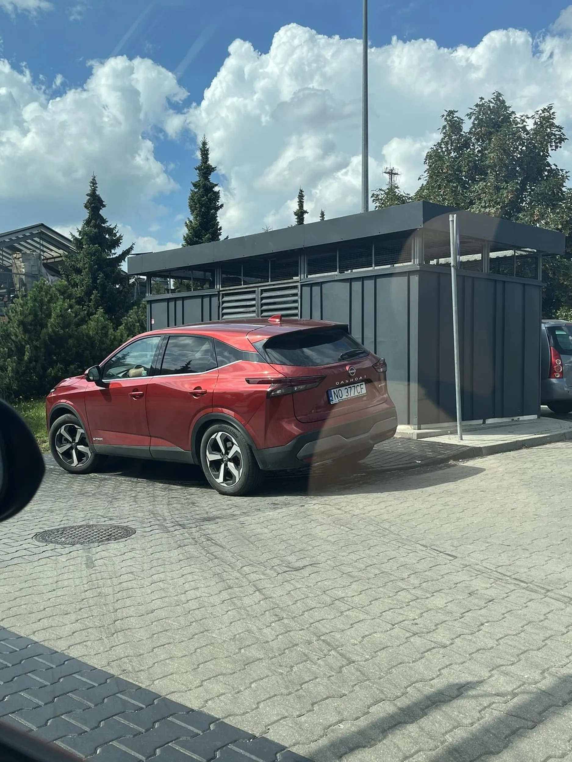 tu chyba nie wolno parkować potem pan się kłócić z obsługą kfc(to ich śmietnik) bo chcieli tam wejść, a on zastawił