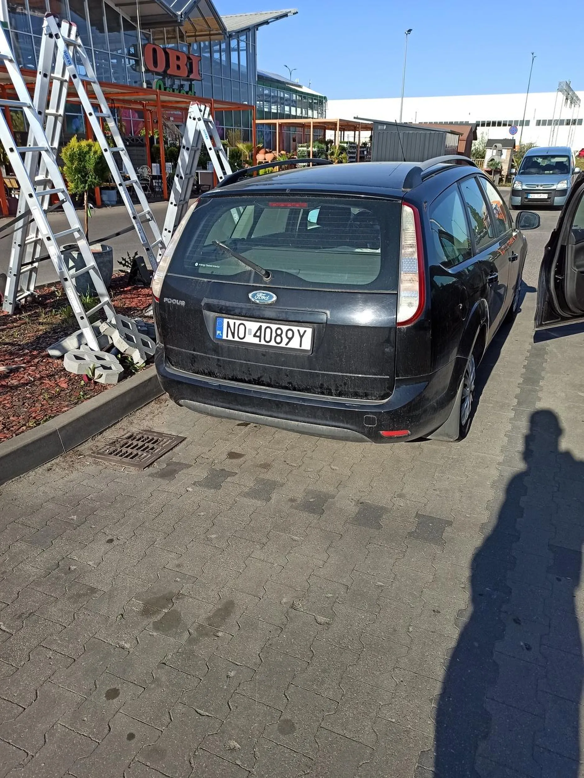 Chłop miał problem, że zaparkowałam obok niego na parkingu. Fakt, było rano, i dużo wolnego miejsca. Ale to gdzie zaparkowałem, pasowało mi z kierunkiem późniejszej jazdy. Przyjebka bo przyjebka.