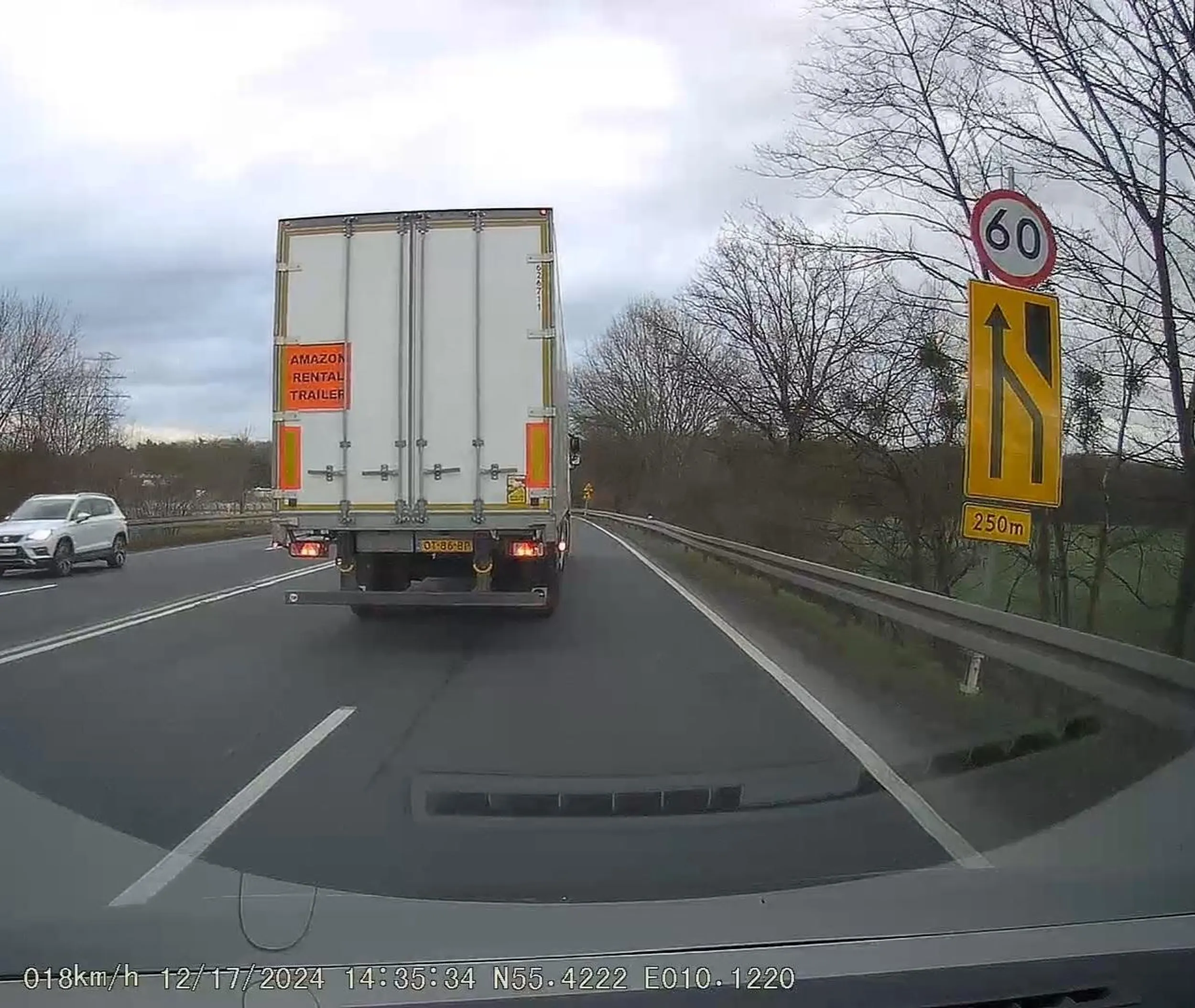 Od 5 lat obowiązuje jazda na suwak, ale pan zawodowy kierowca niepoinformowany. O bezpiecznej odległości między pojazdami też się zapomniało? Może czas wrócić się doszkolić? Kiedy badanka się kończą?