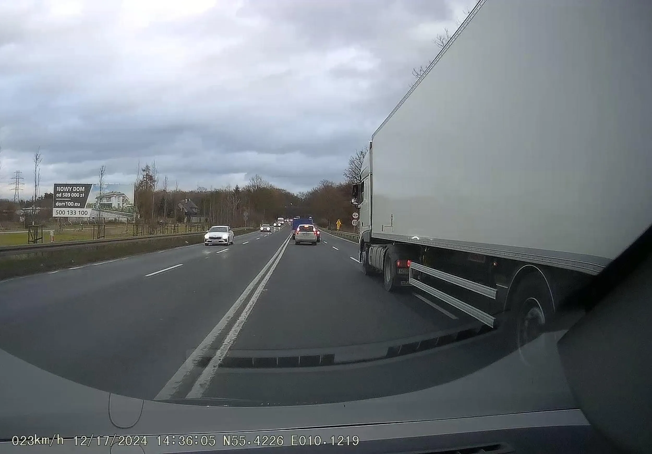 Od 5 lat obowiązuje jazda na suwak, ale pan zawodowy kierowca niepoinformowany. O bezpiecznej odległości między pojazdami też się zapomniało? Może czas wrócić się doszkolić? Kiedy badanka się kończą?