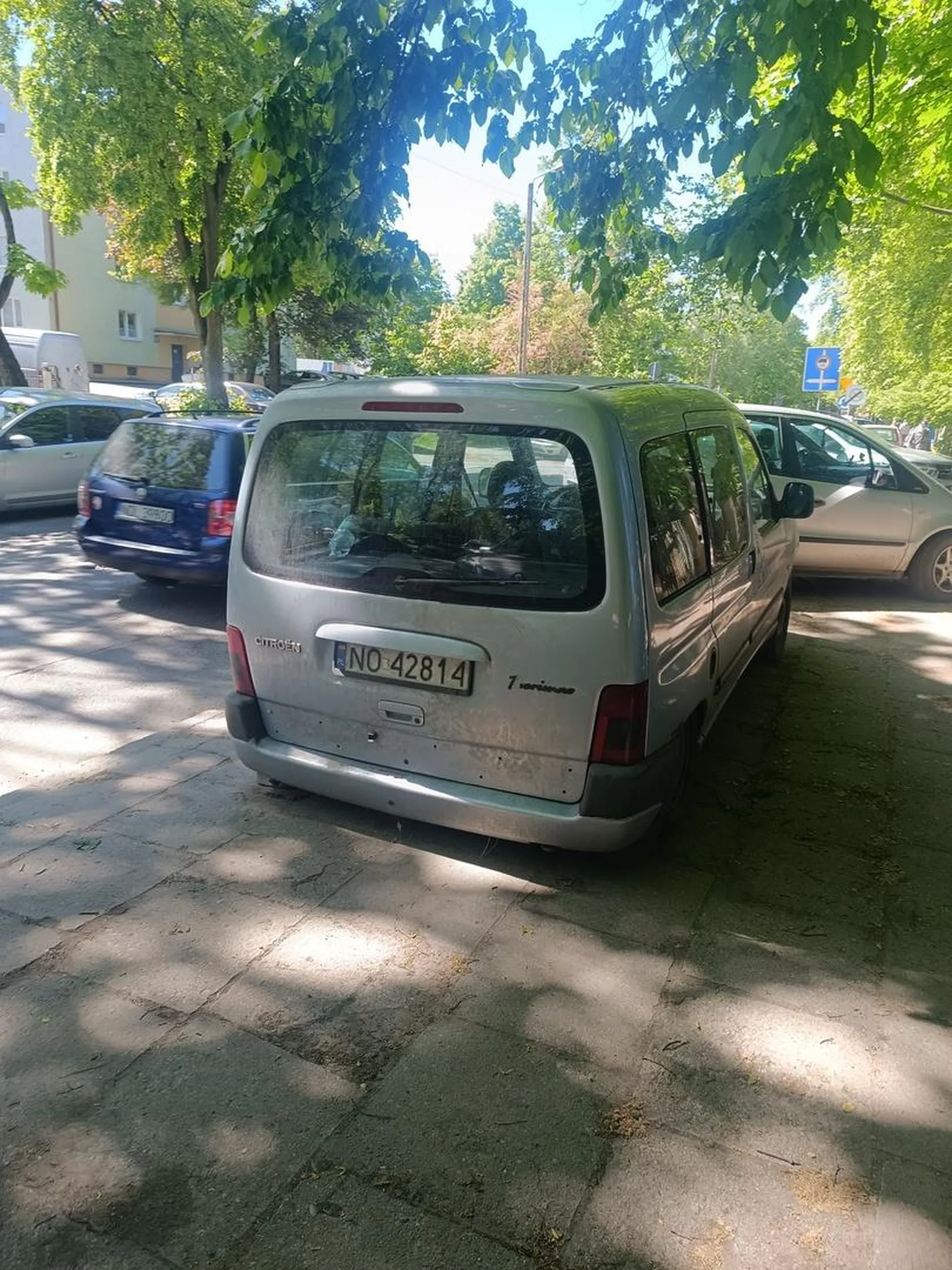 Pojazd nadaje się na szrot, stoi na chodniku na ul. Rataja koło Stadionu Warmii i zajmuje miejsce