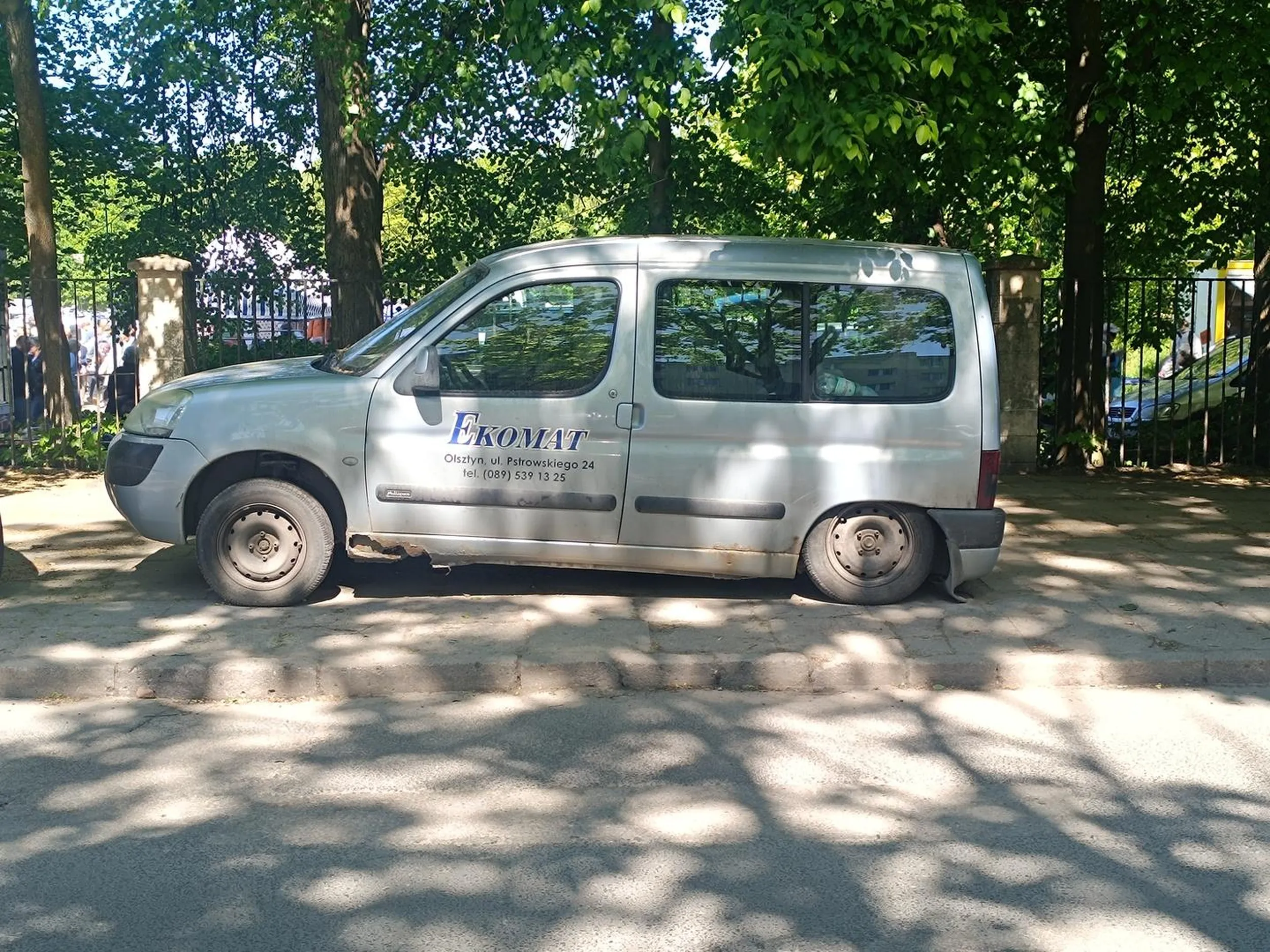 Pojazd nadaje się na szrot, stoi na chodniku na ul. Rataja koło Stadionu Warmii i zajmuje miejsce