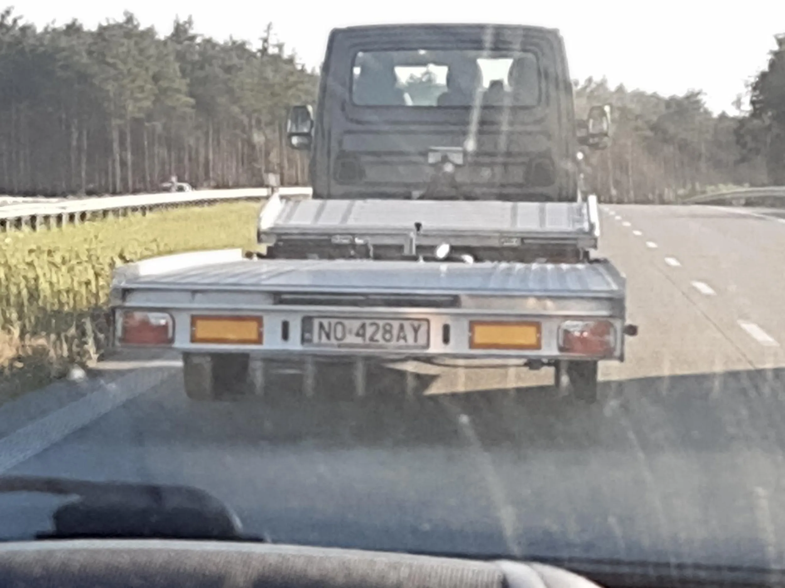 Wyprzedzanie ciężarówki z przyczepą-lawetą na autostradzie zwalnianie ruchu