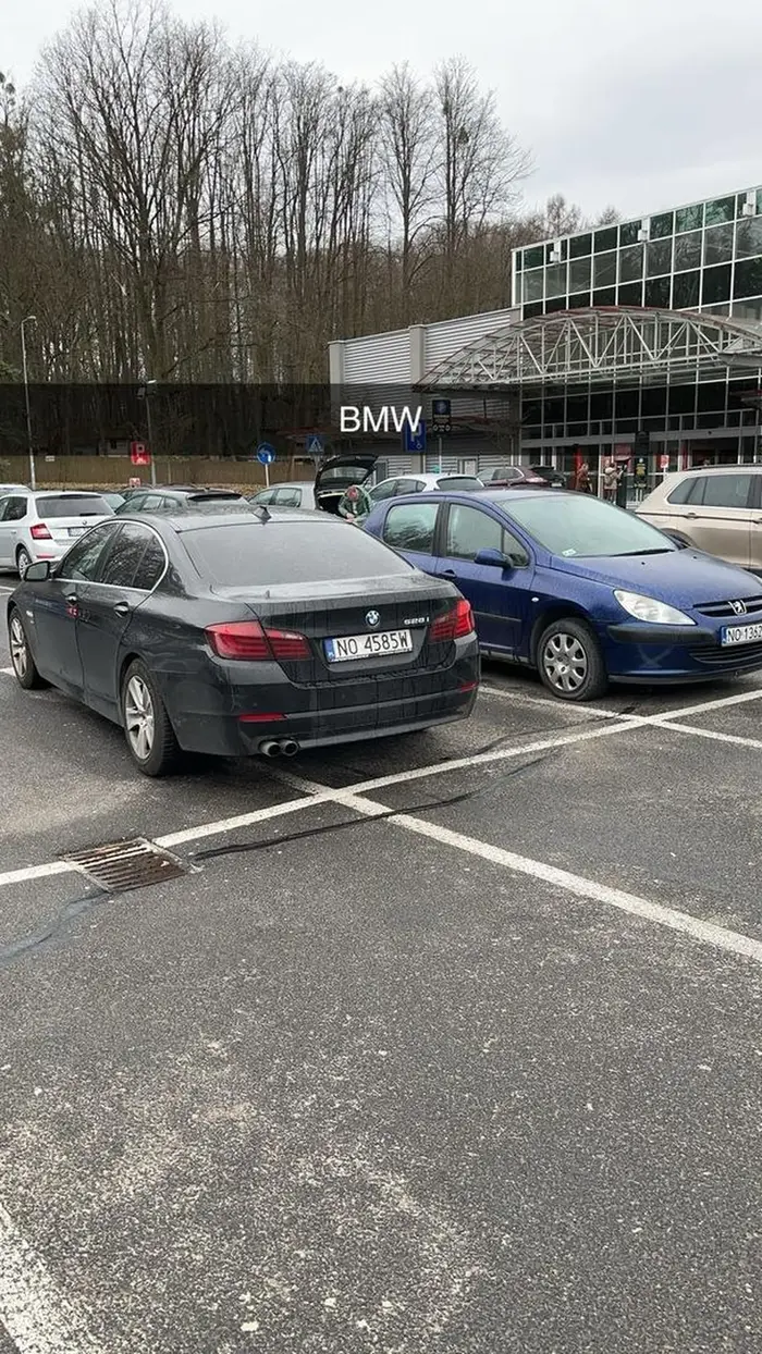 Kierowca ma bardzo dobre umiejętności parkowania