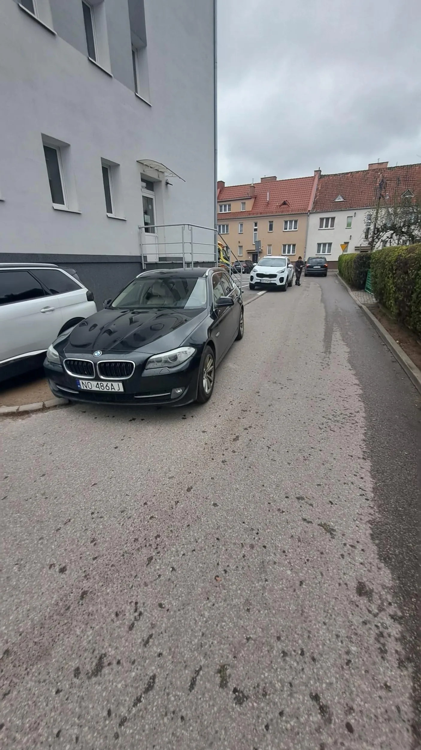 Zostawił 0 tolerancji dla 30 zaparkowanych za szpitalem