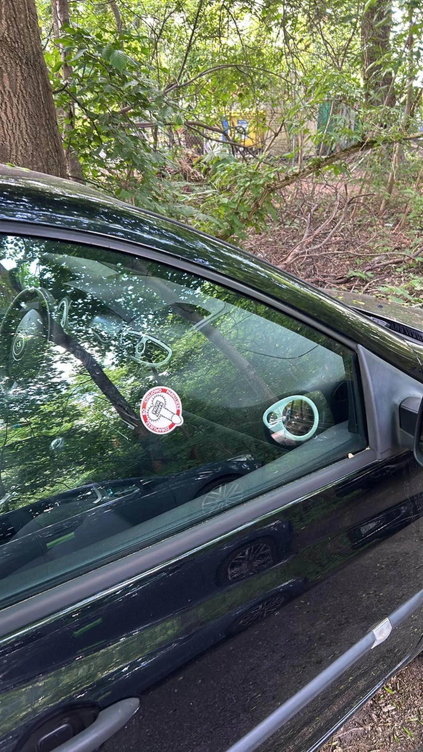 Potrącił mnie prawie na przejsciu a jak krzyczałem do niego ze prawie mnie zabił włączył muze olejnika i sentino na full pizde i odjechal z piskiem opon??