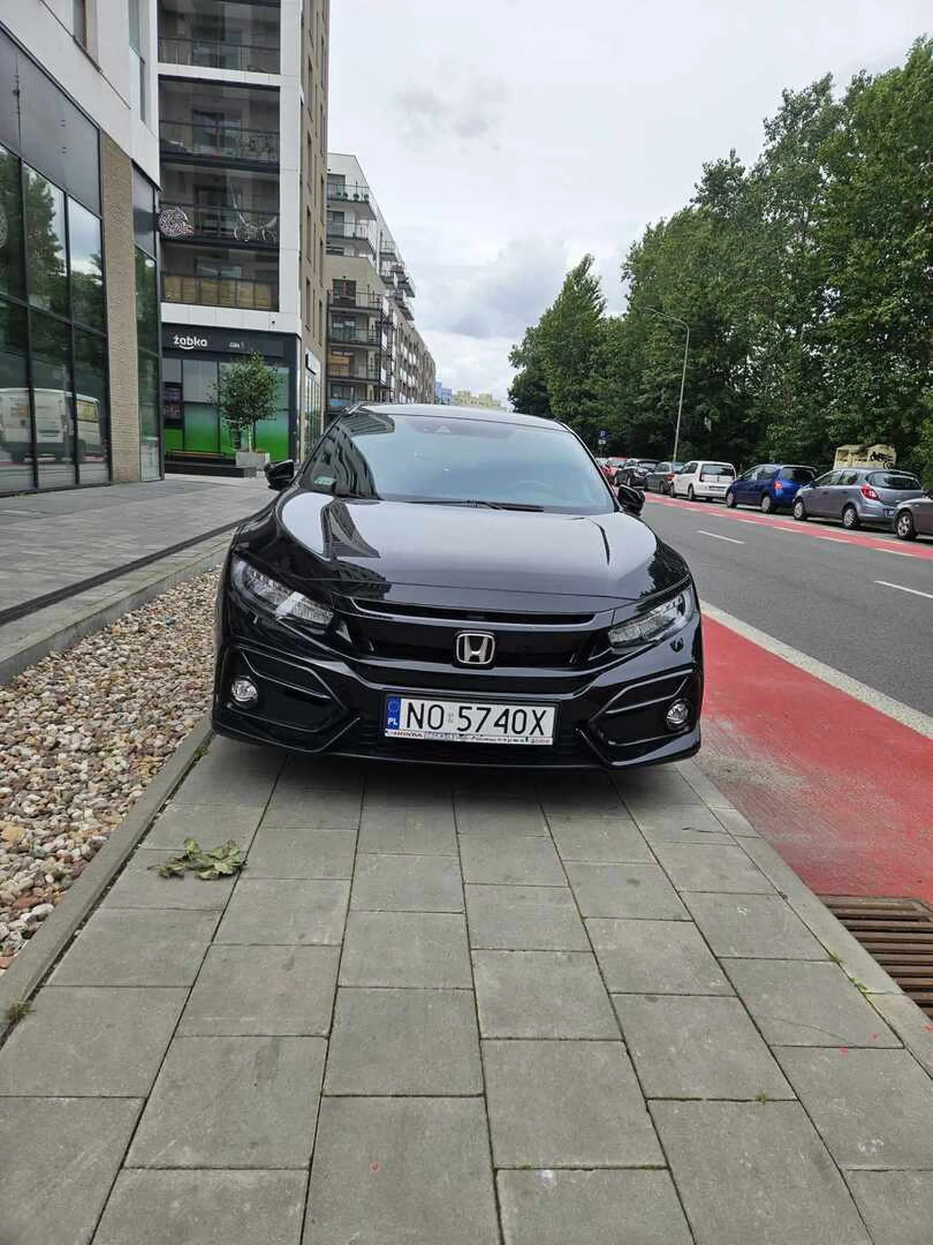 Fajne miejsce na parkowanie, trzeba było jeszcze w poprzek stanąć.