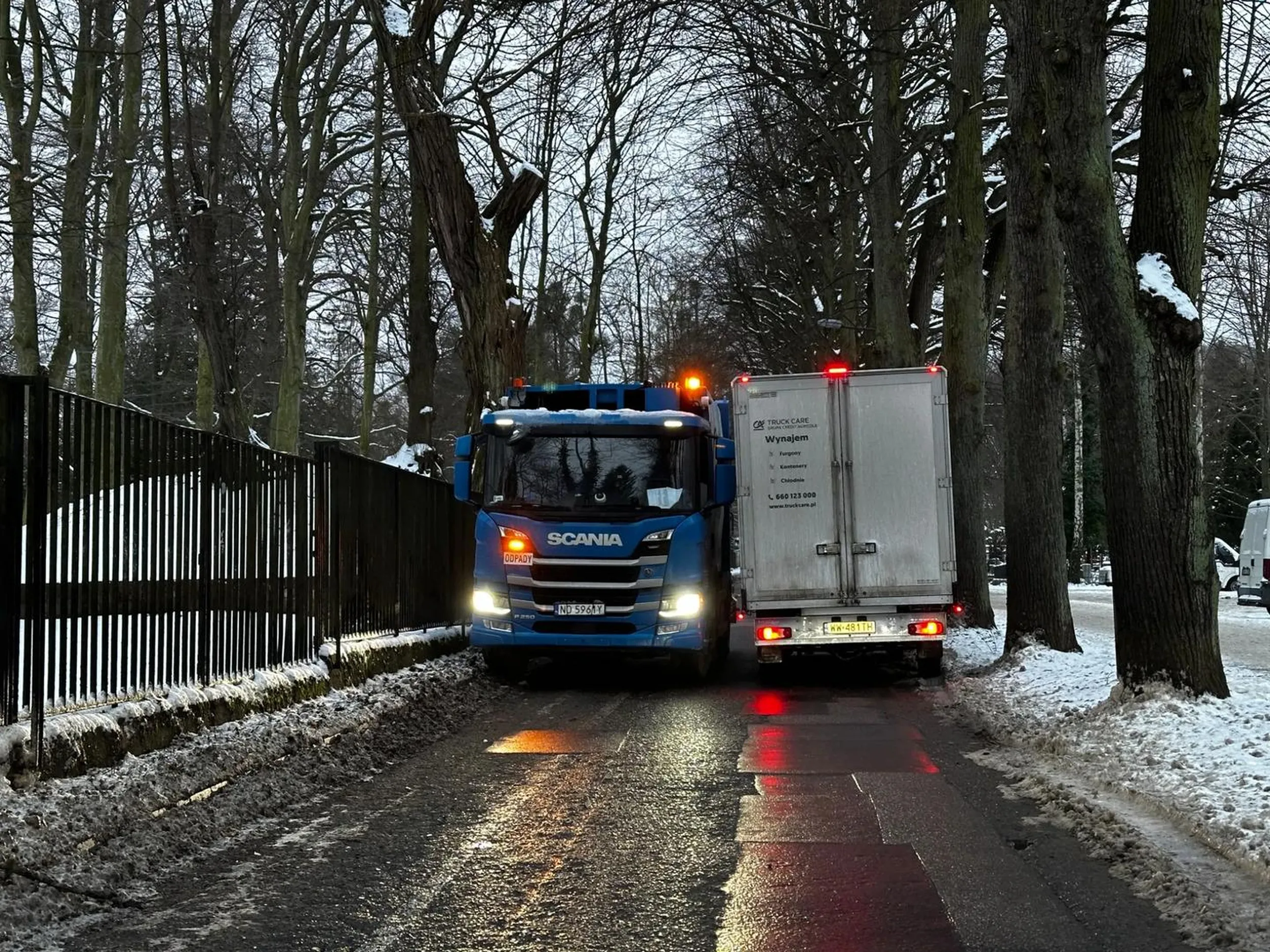 Miszczu przeciska się pod prąd jednokierunkową ulica Opacką w Gdańsku-Oliwie
