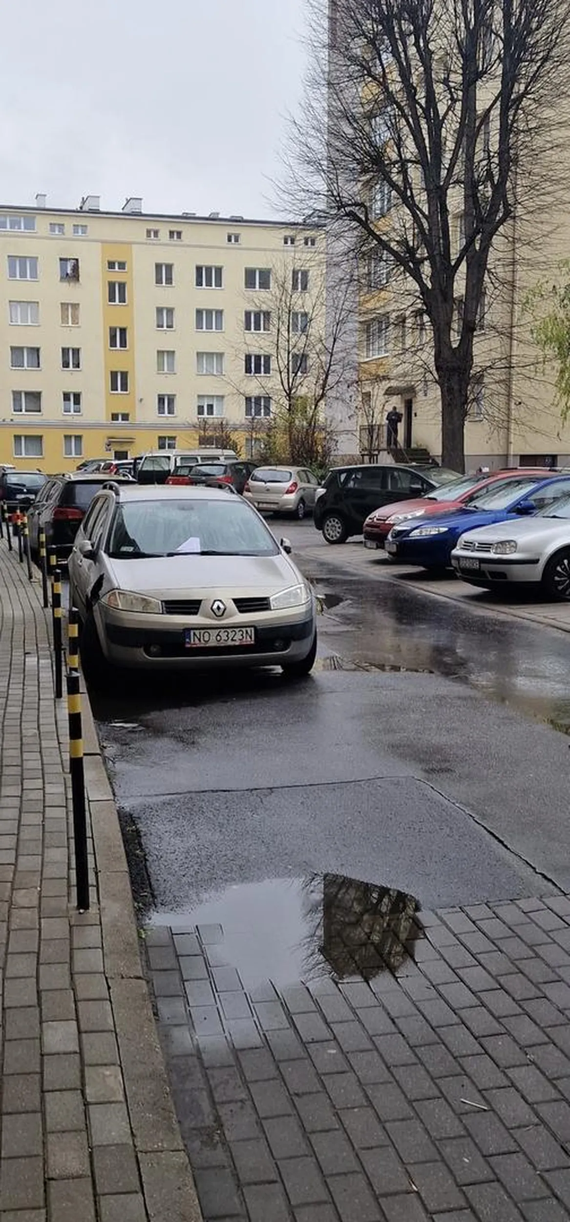 Od kilku dni stoi na podwórku na ulicy i blokuje przejazd dla śmieciarki w związku z tym nie ma jak odebrać śmieci.