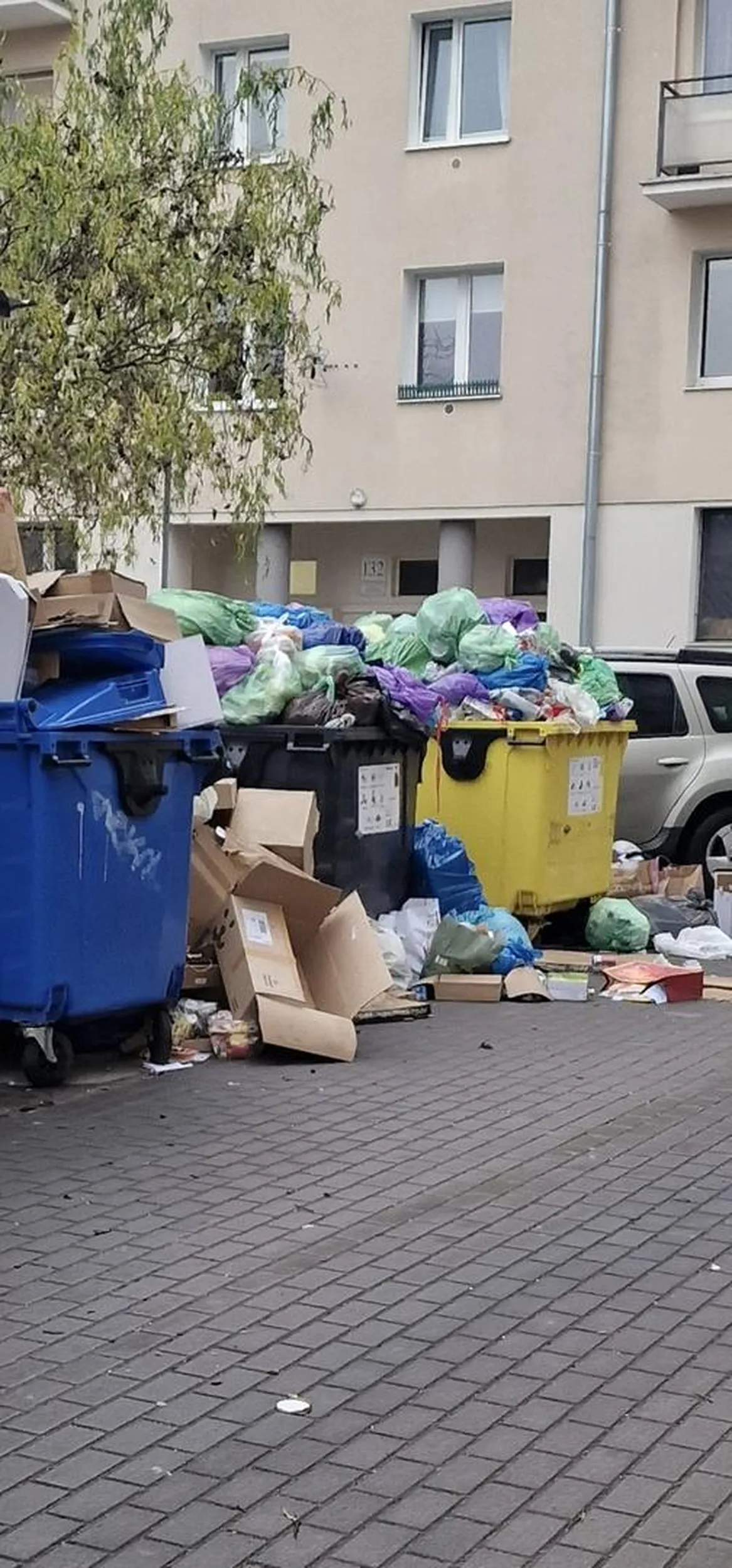Od kilku dni stoi na podwórku na ulicy i blokuje przejazd dla śmieciarki w związku z tym nie ma jak odebrać śmieci.