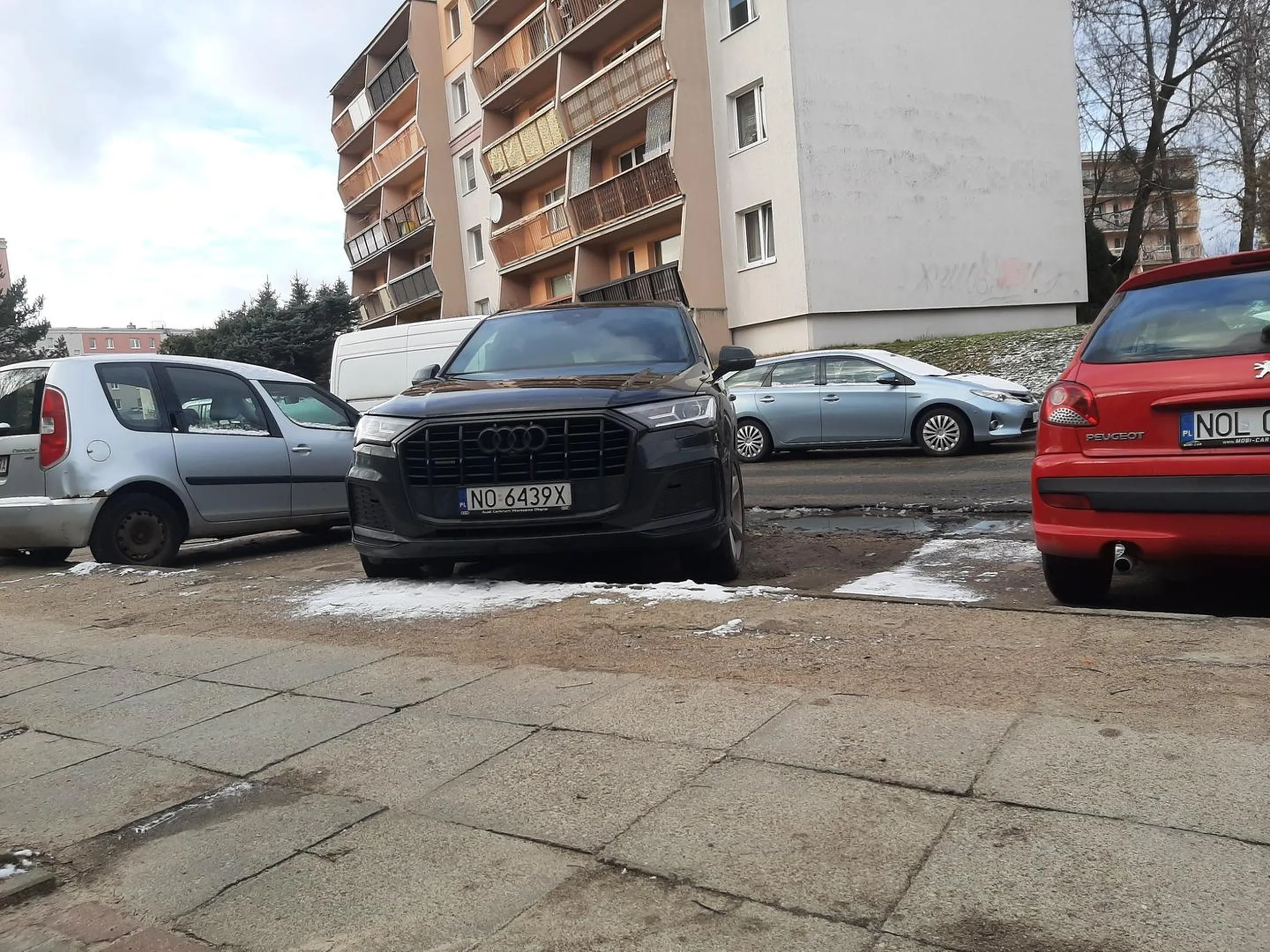 Nie pozdrawiam kobiety co zajmuje 3 miejsca - jeżeli samochod za duży i się nie mieścisz to zmień na mniejszy