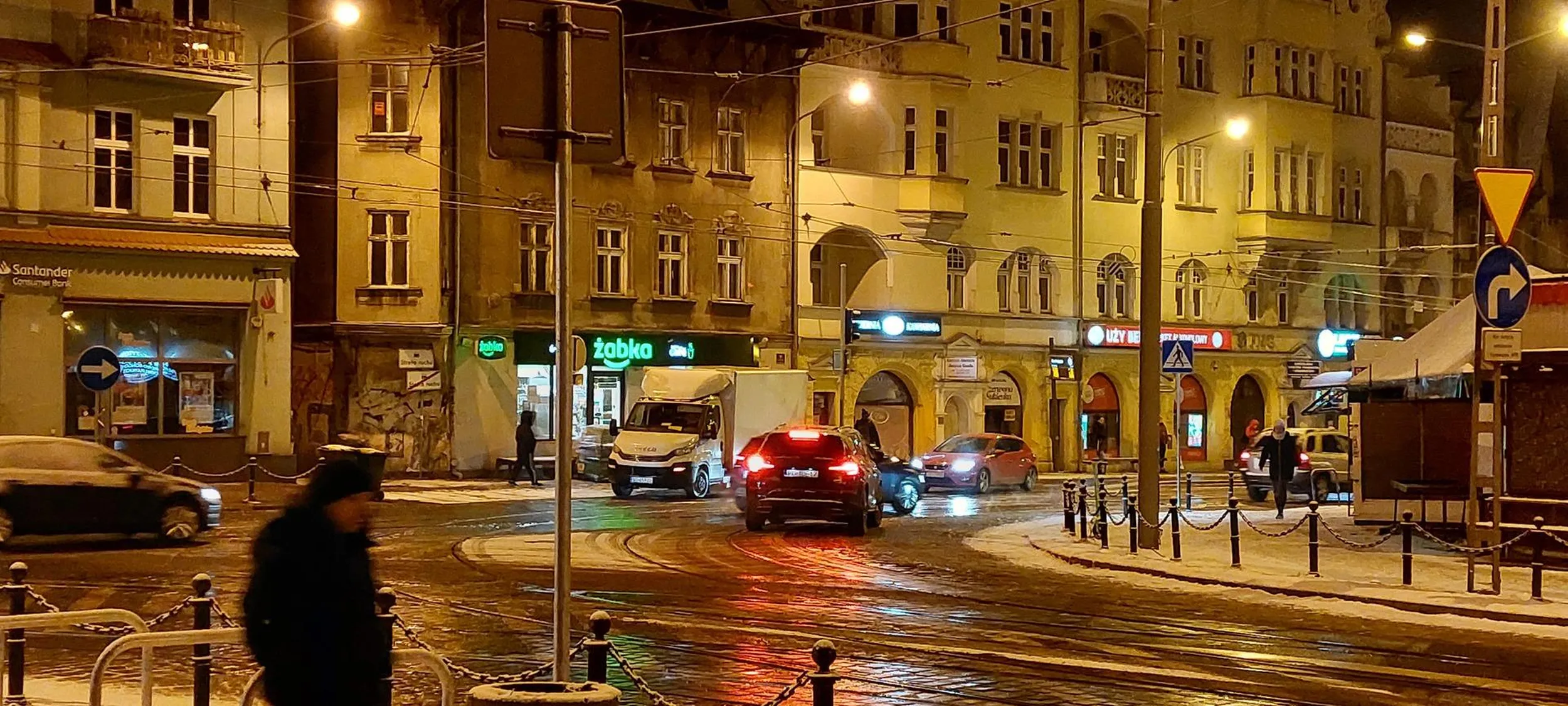 Zatrzymanie z obrębie skrzyżowania, na pasach, towar na chodniku, 20 cm przejścia, dostawa do Żabki.