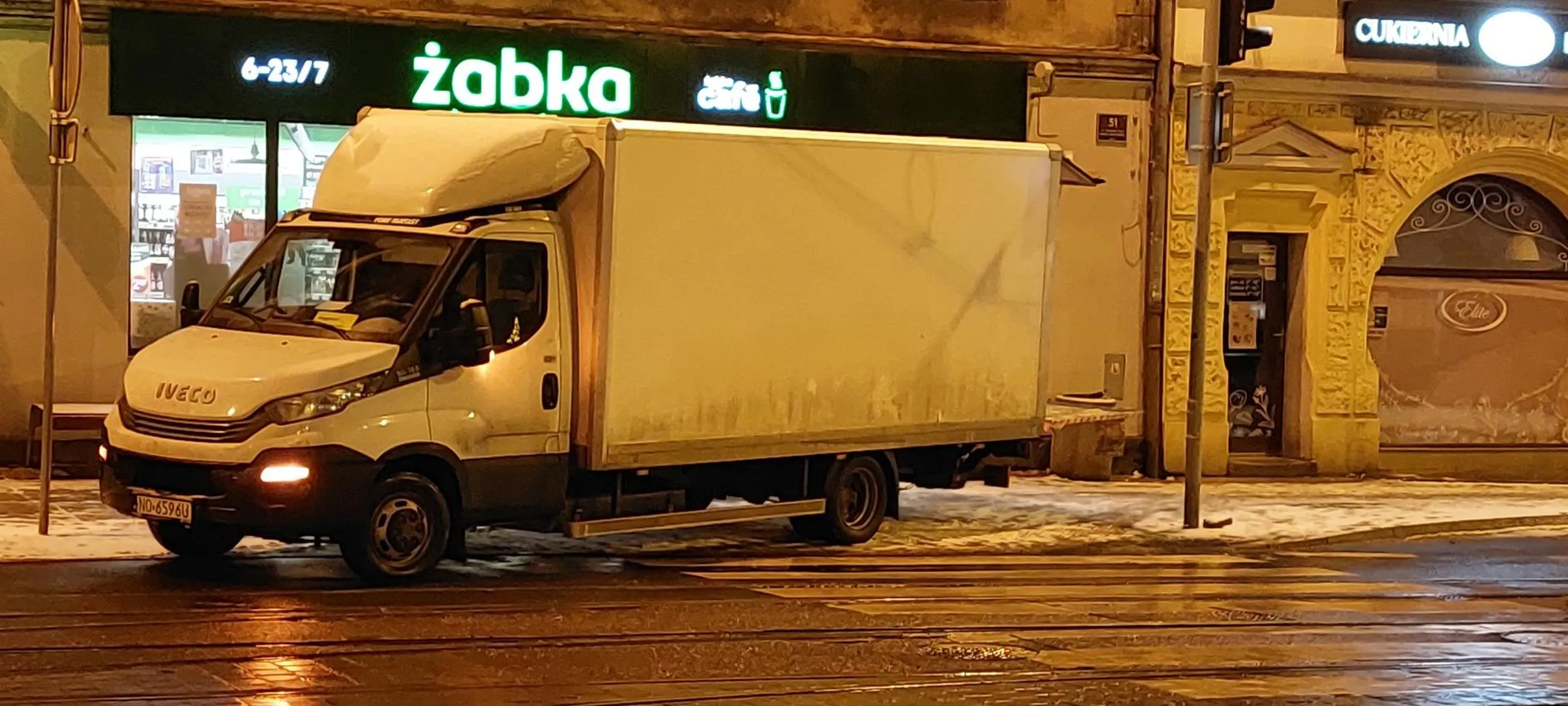 Zatrzymanie z obrębie skrzyżowania, na pasach, towar na chodniku, 20 cm przejścia, dostawa do Żabki.