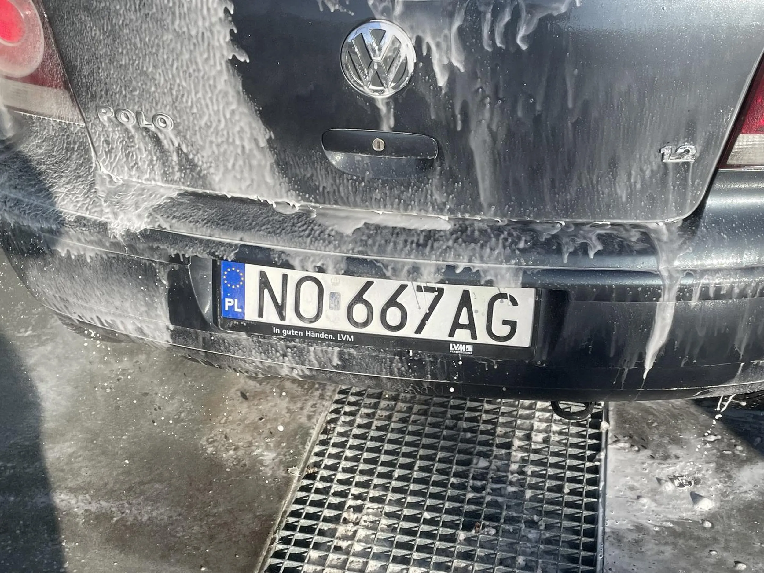 Pani ewidentnie ma problemy z emocjami, drze się i atakuje ludzi na parkingach bez powodu