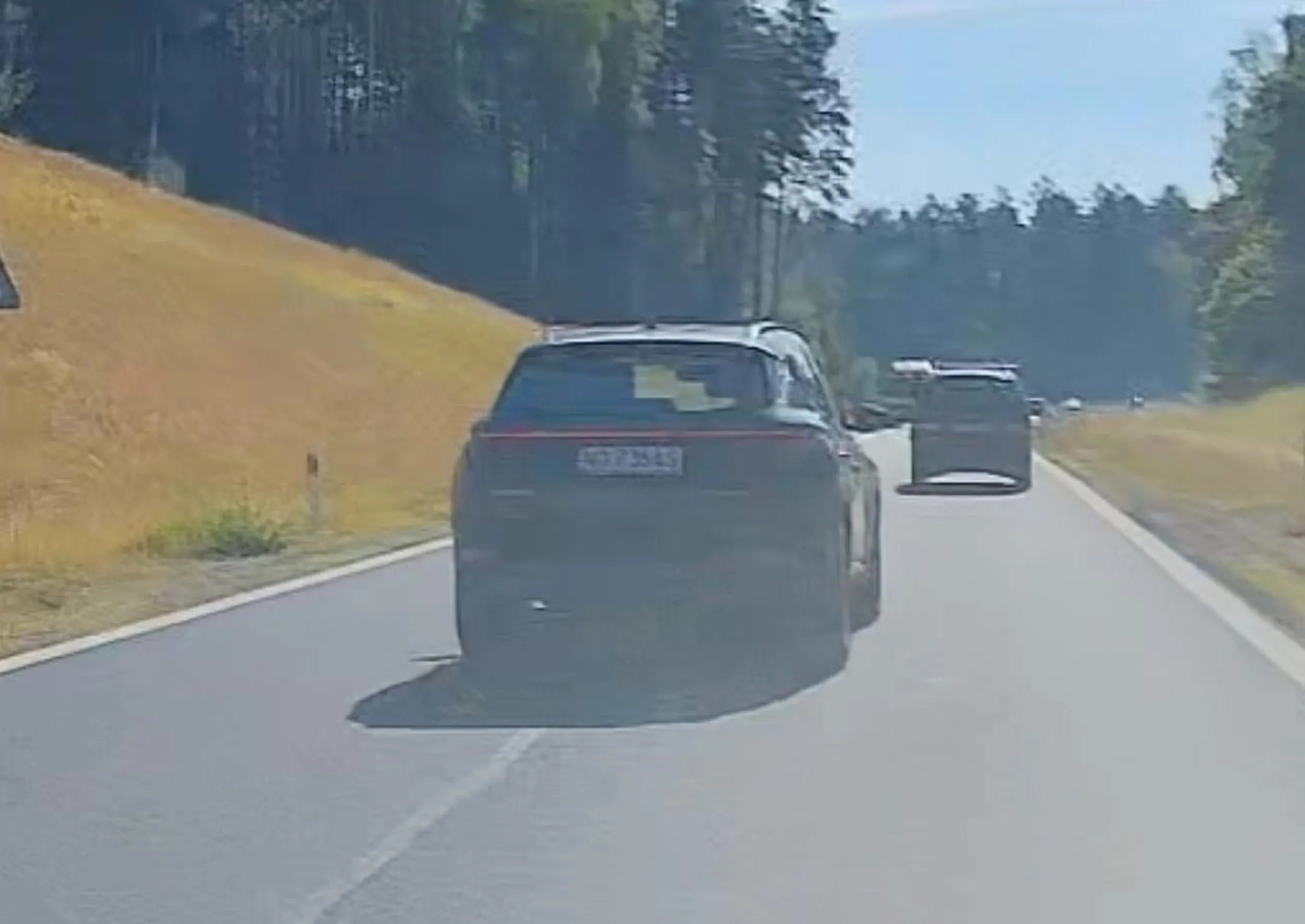 Kolumna kilkunastu pojazdów a ten pcha się na czołówkę, poświęci życie niewinnych ludzi aby przeskoczyć o jeden samochód do przodu. Chory psychicznie bo taka "jazda" podchodź pod usiłowanie zabójstwa.