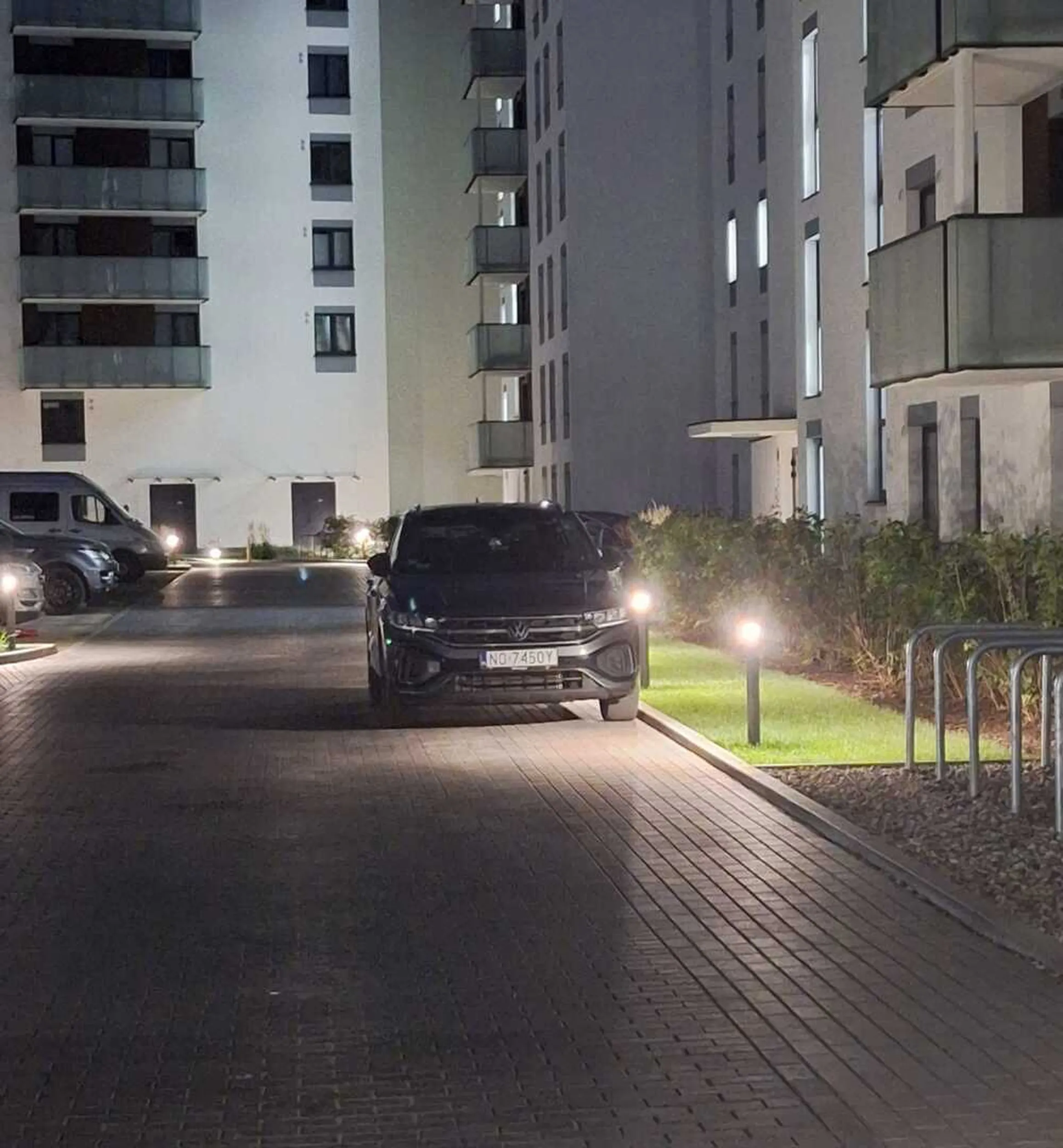 Rozumiem, że można zostawić auto na chwilę, choćby w celu wypakowania rzeczy, ale to nie jest miejsce parkingowe, a jezeli jest, to z miłą chęcią odkupię. Więc droga sąsiadko z UF7 klatki C, będę wdzięczny w swoim imieniu i pewnie wszystkich, za nie zostawianie auta kolejny dzień/noc pod klatką. Zachęcam do korzystania z miejsca w garażu podziemnym.