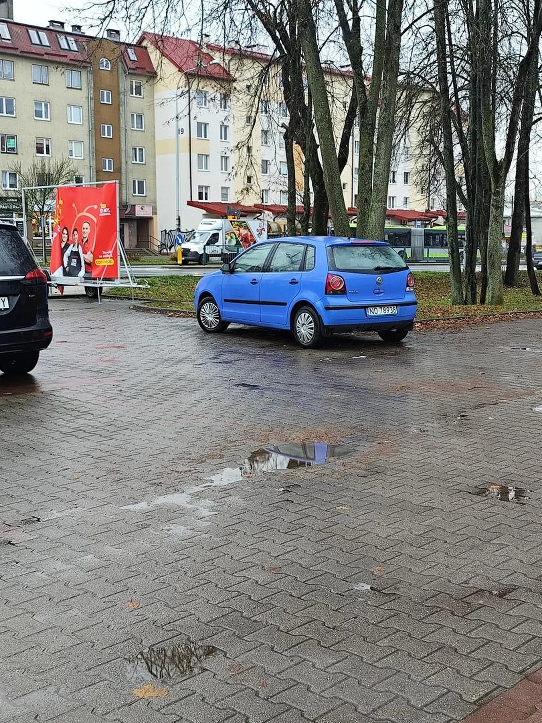 Stoi od kilku dni poza miejscem parkingowym i przez niego nie można objechać dookoła parkingu pod biedronką w okolicach Wilczyńskiego w Olsztynie