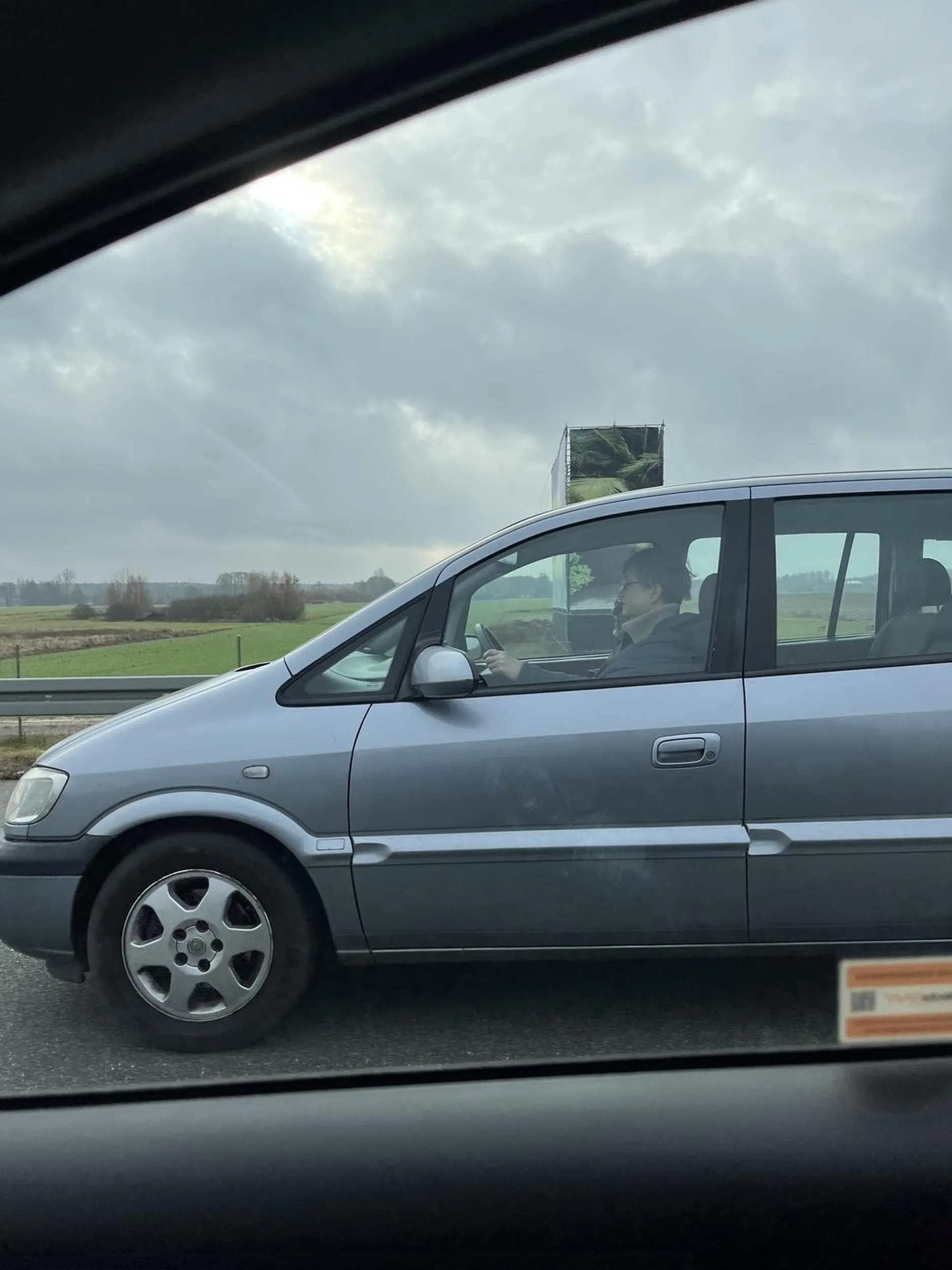 Ty pieprzona dziewico orleańska! Baba zatrzymała się na S8 na lewym pasie żeby zjechać na prawy pas!!! Spowodowała duże zagrożenie w ruchu! Tylko małe natężenie ruchu sprawiło że nie doszło do mega wielkiej kolizji.