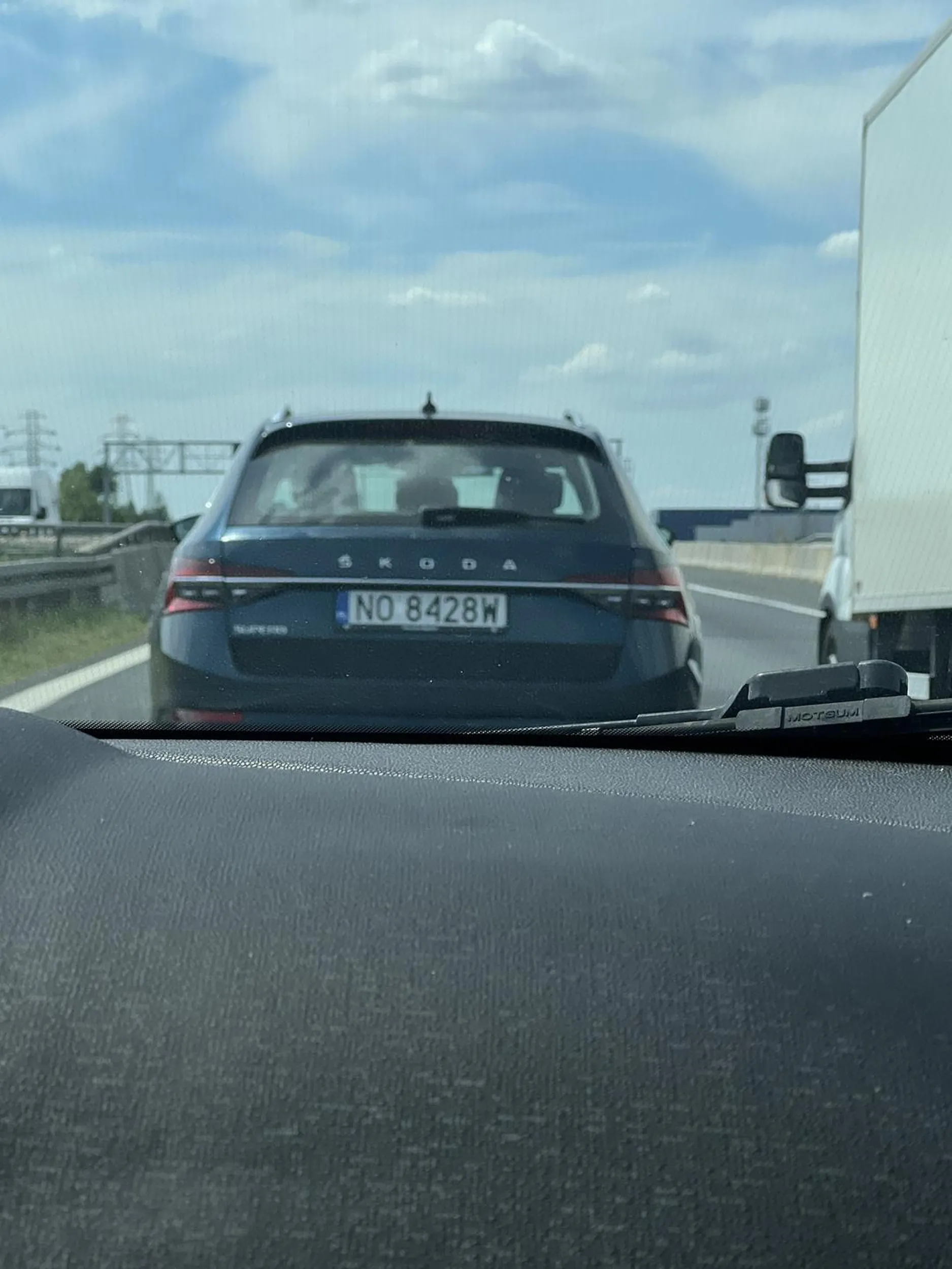 Mężczyzna po 40 jadący z małym dzieckiem na autostradzie mając dwa lewe pasy wolne, nie jest w stanie wpuścić pojazdów włączających się do ruchu. Po czym śmiałków, którzy go wyprzedzili, sam wyprzedza i hamuje na gwałt. Prawdziwy odpowiedzialny rodzic i szeryf autostrad.