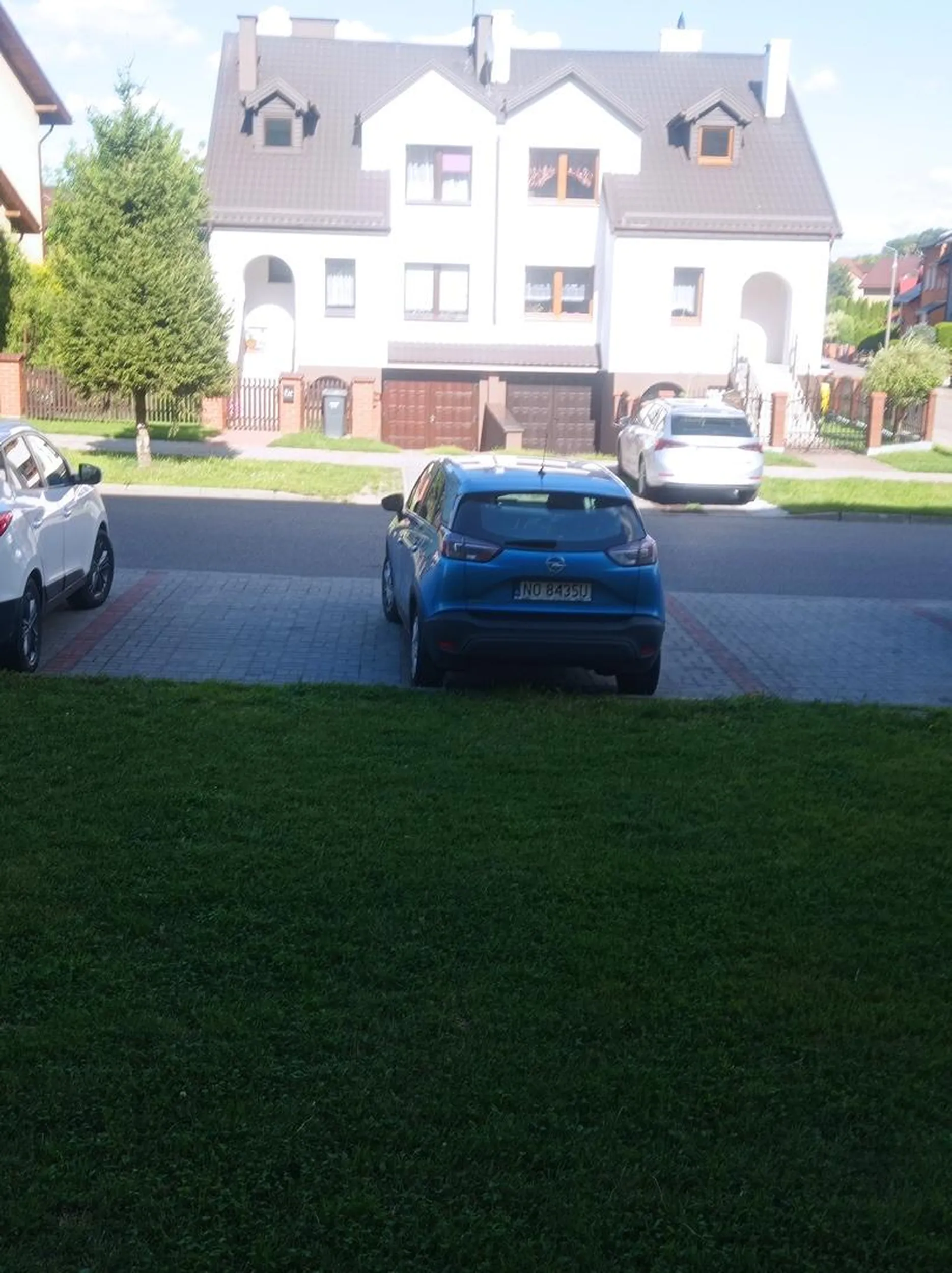 Parkuje jak ciota na 2 miejsca.