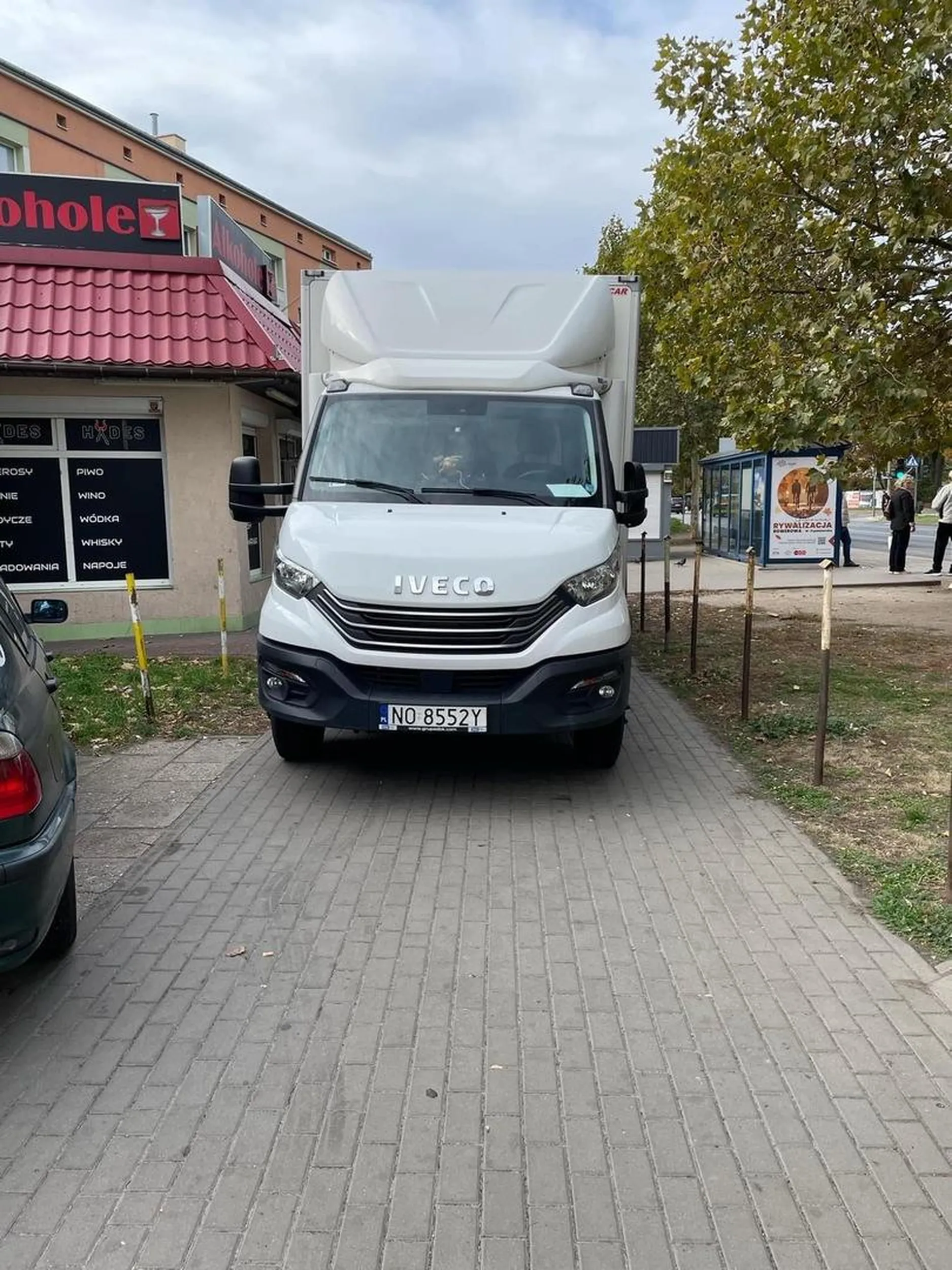 Kierowca jeździ po chodniku bo komu to przeszkadza.