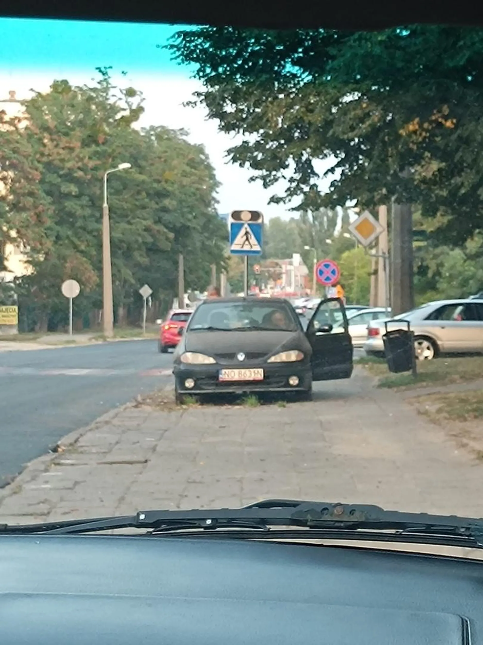 Chłopie weź się ogarnij, bo w takim syfie to tylko kurdystańscy uchodźcy to żyją. Może i cię wywaliła z domu, ale to nie znaczy że masz mieszkać i chlać do nieprzytomności w aucie.