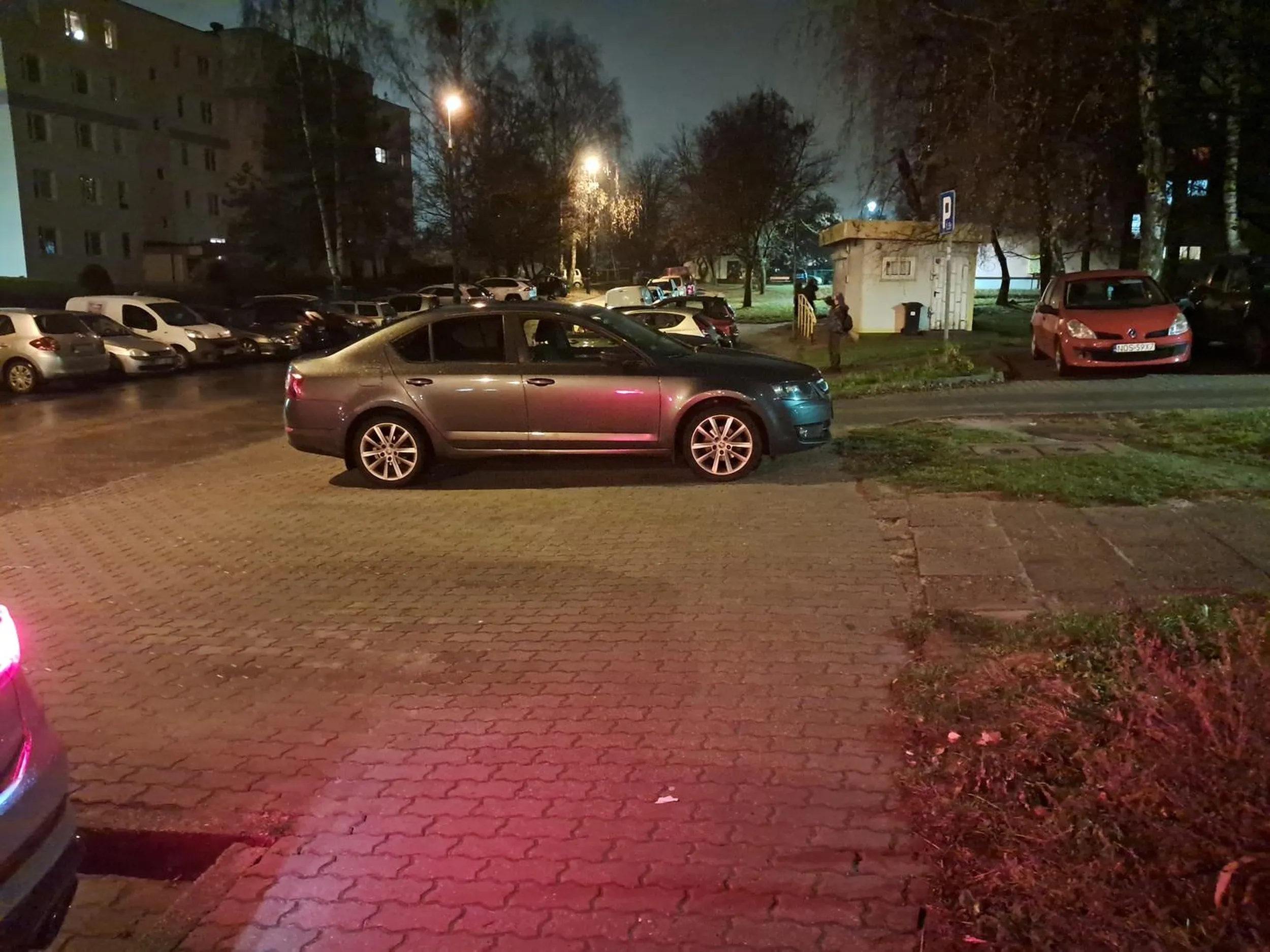 Ktoś nie rozumie, do czego służy chodnik.