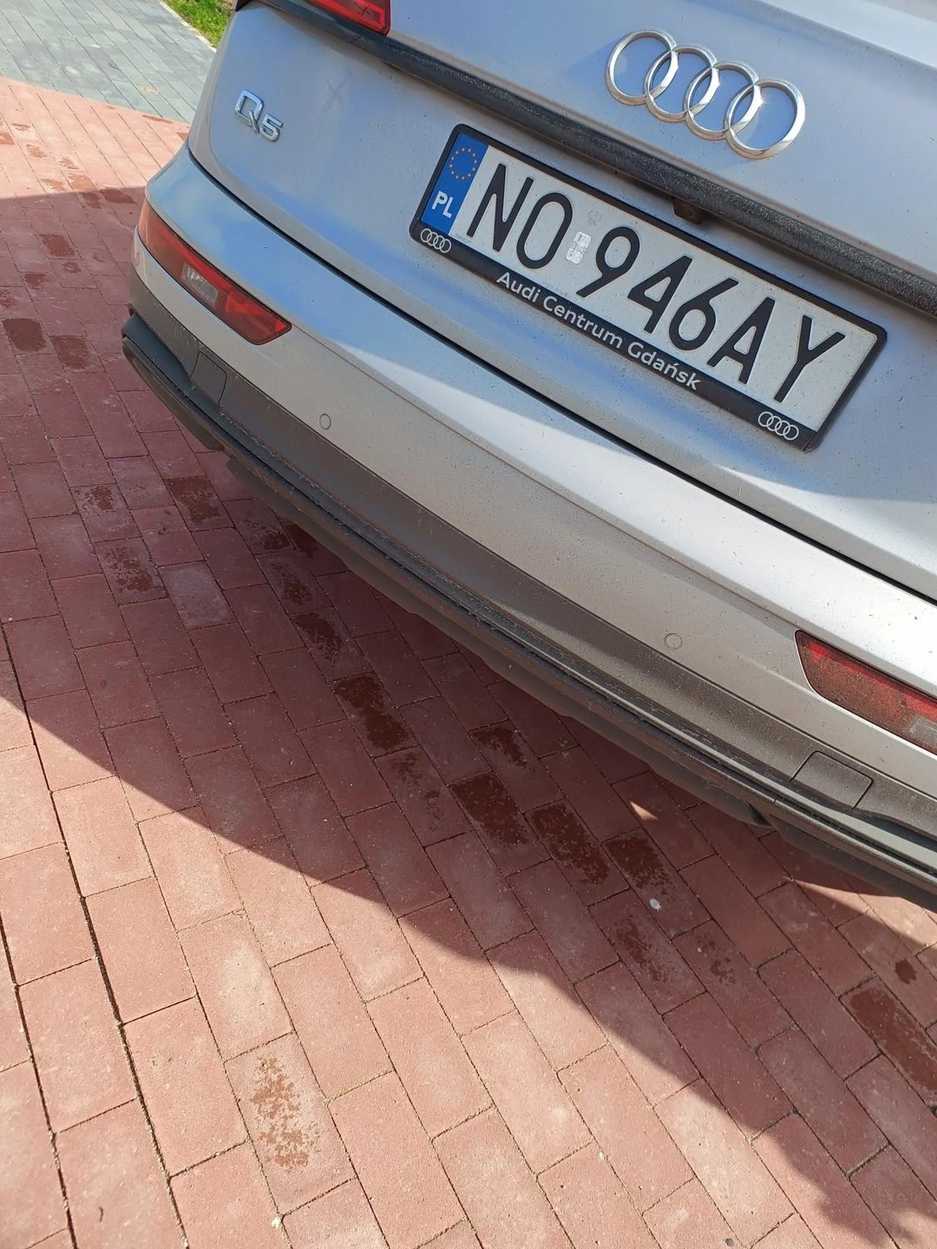 Prywatny detektyw prowadzący obserwacje z  drona