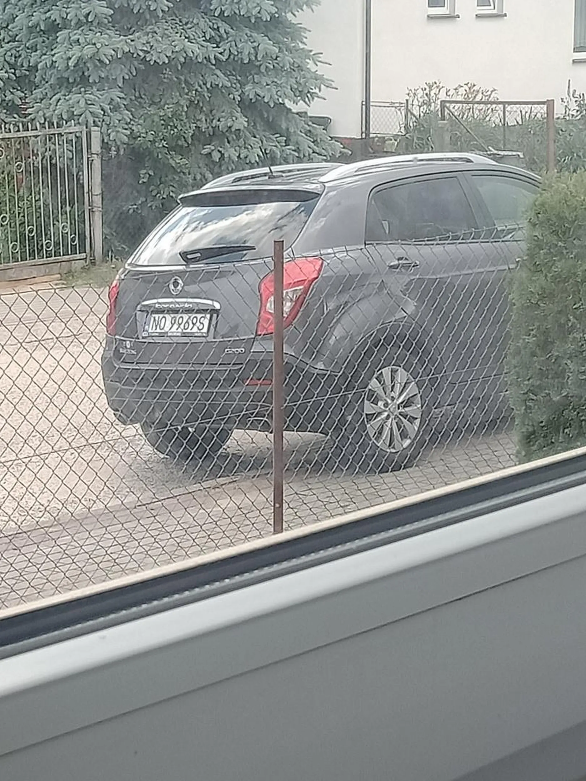 Nie ładnie tak parkować na chodniku a potem się dziwcie czemu chodnik jest zarwany