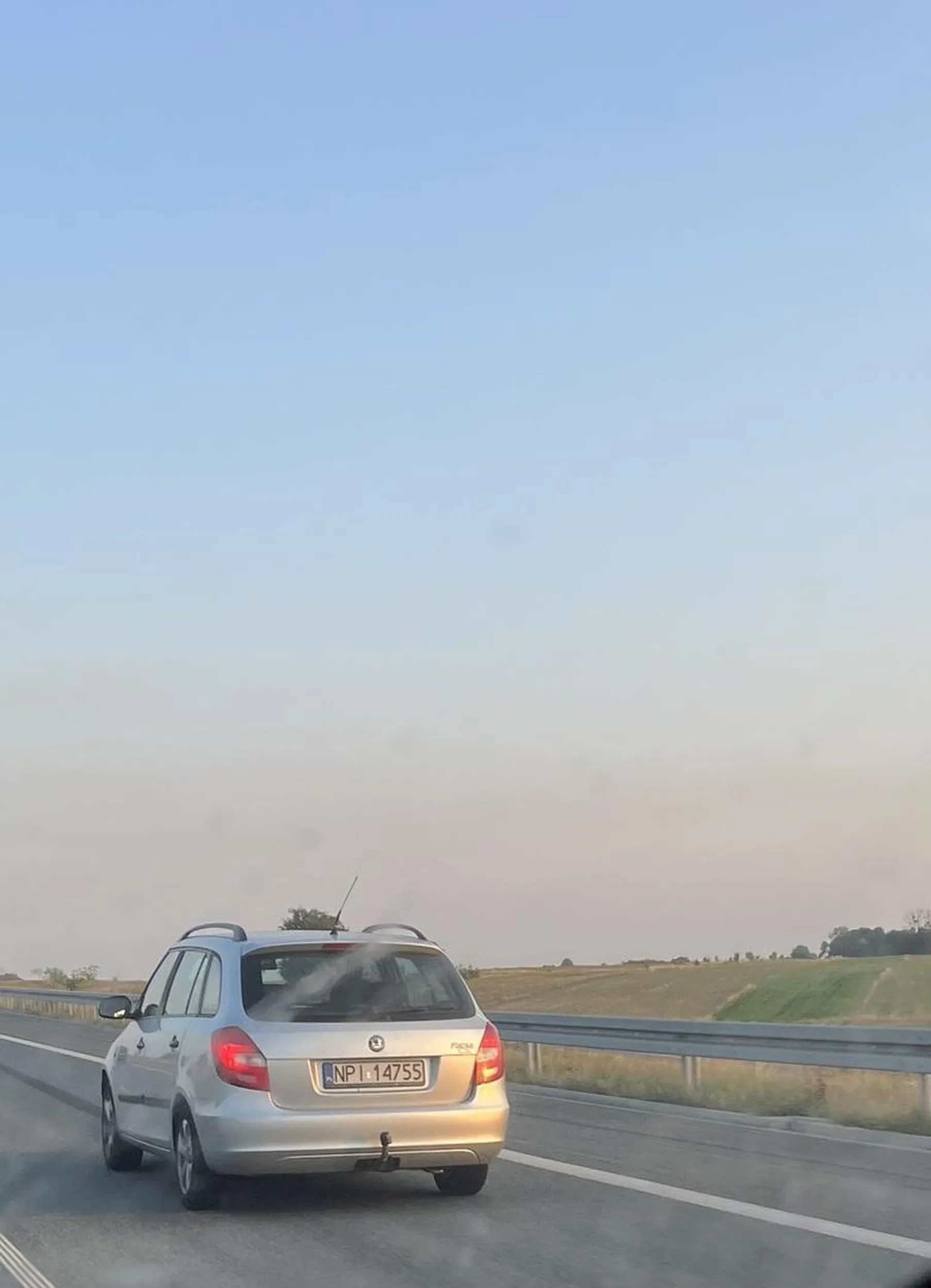 Pani pomyliła lewy pas na S17 z kółkiem różańcowym. Blokowała ruch przez jakieś 30km. Dopiero potem postanowiła łaskawie zjechać. Typowa zawalidroga.