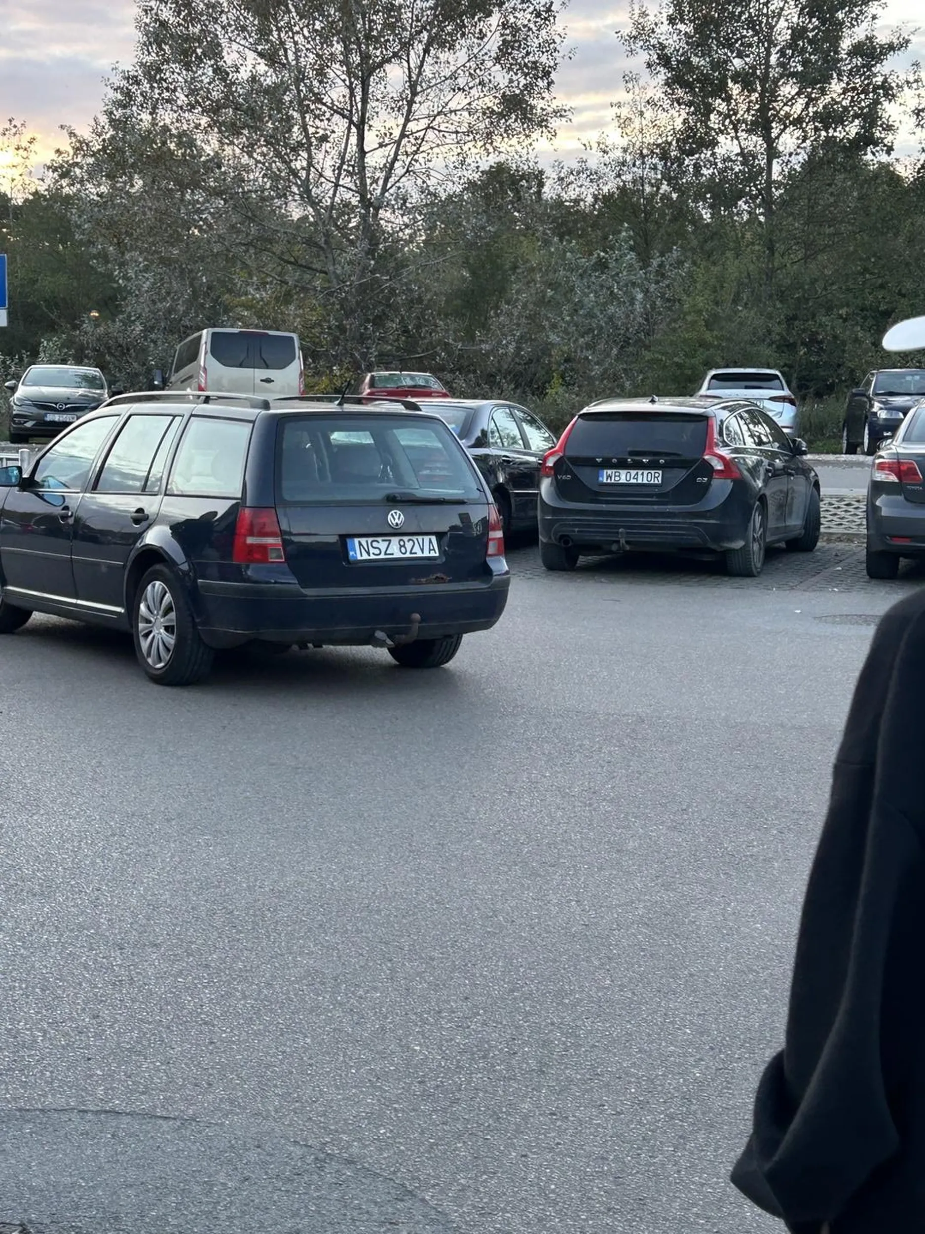 Pani prowadziła samochód pod wypływem alkoholu!! Przy próbie zatrzymania prawie potrąciła kilka osób.