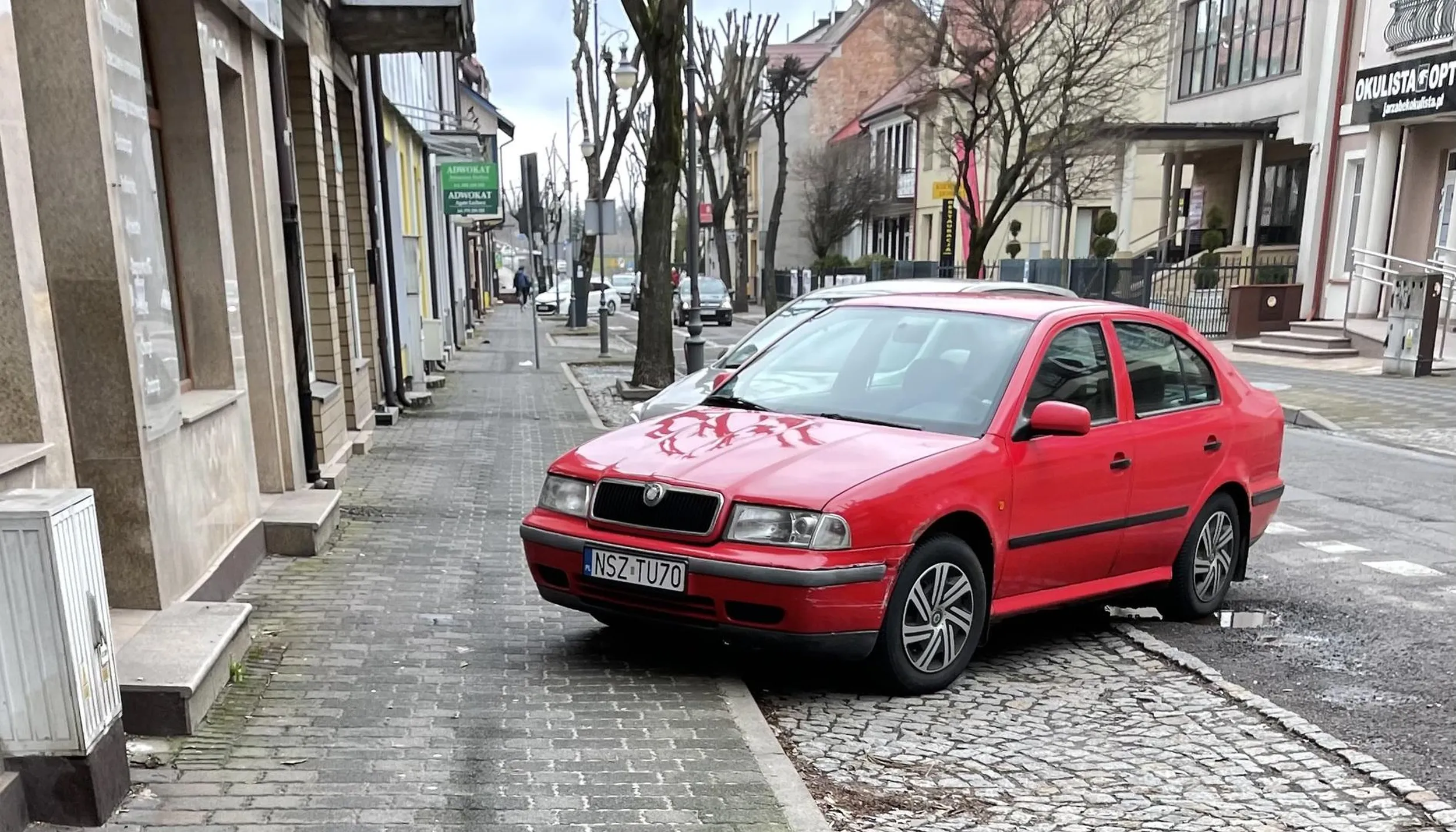 Większość kierowców i to jeszcze większymi autami się mieści a ten?